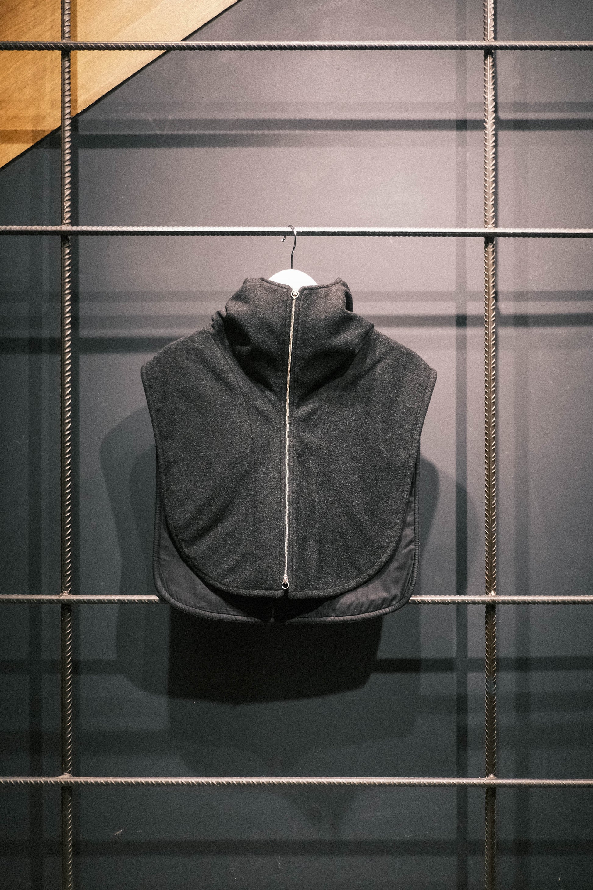 Plastron à capuche de la marque Aïdama, modèle Do en laine noire.