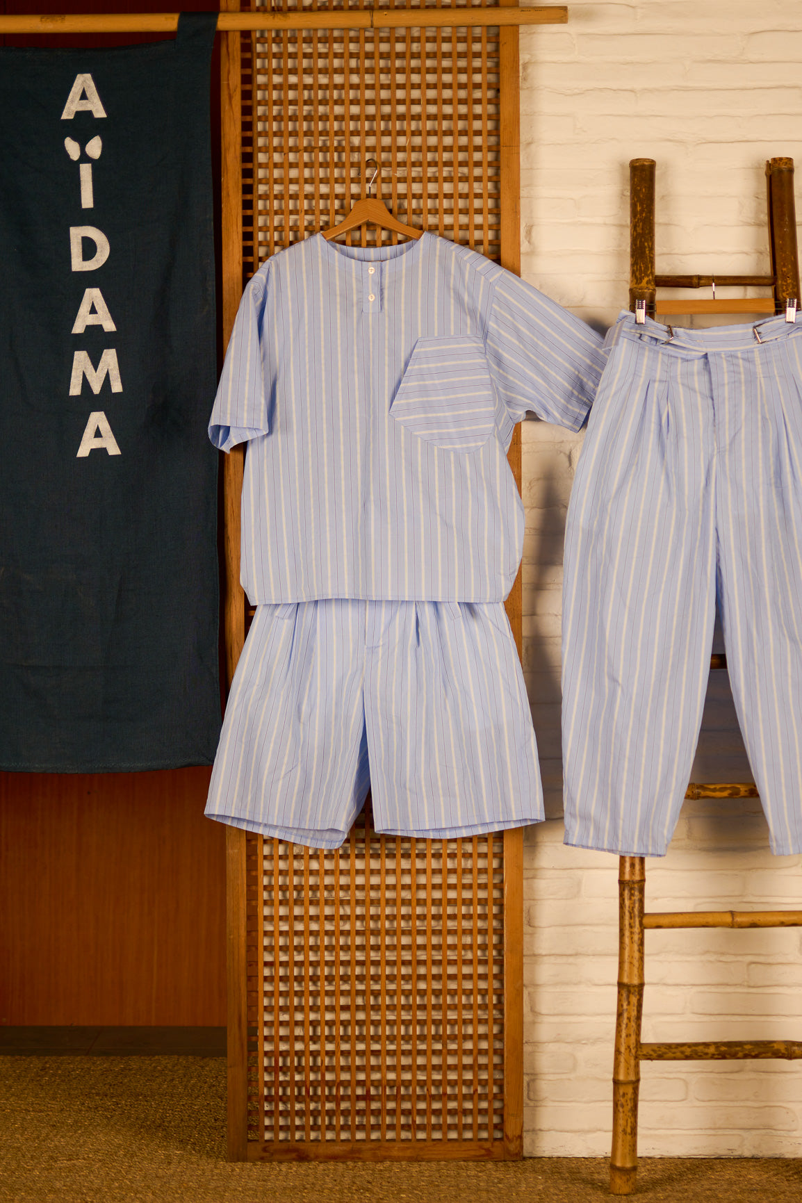 Short ballon de la marque Aïdama en coton bleu à rayures avec ceinture ajustable. 