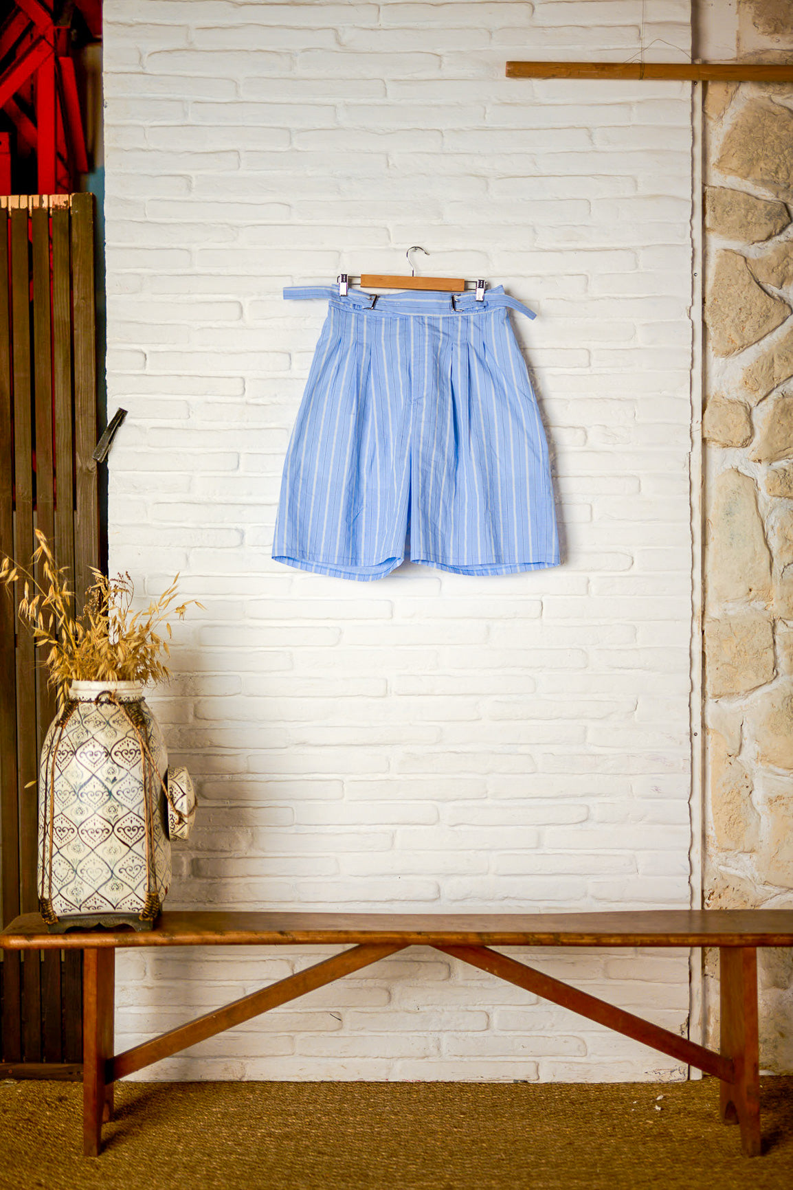 Short ballon de la marque Aïdama en coton bleu à rayures avec ceinture ajustable.