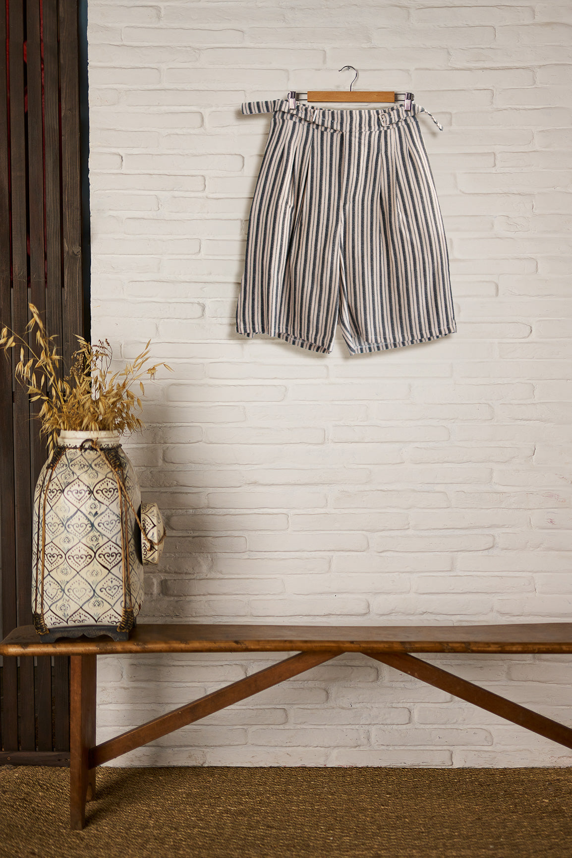 Short ballon de la marque Aïdama en coton rayé fudge & réglisse avec ceinture ajustable. 