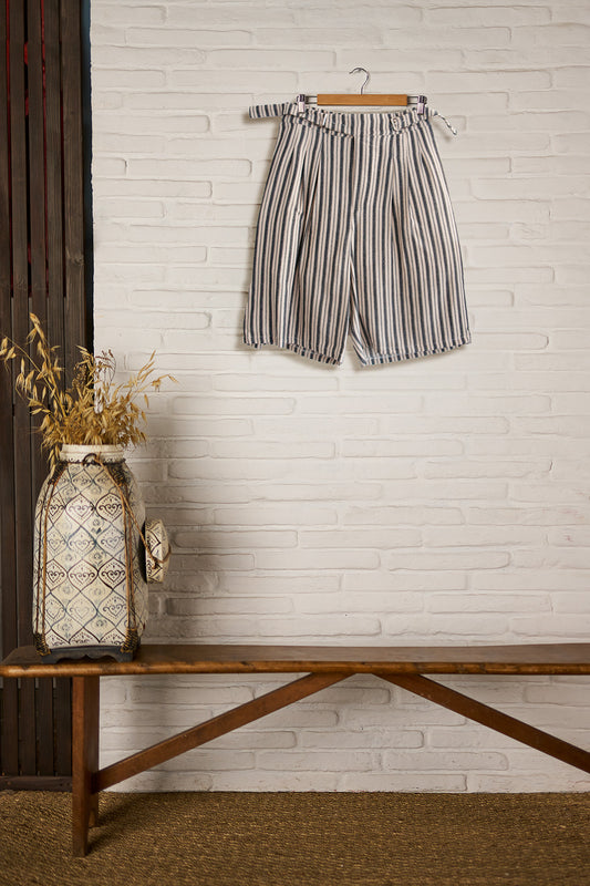 Short ballon de la marque Aïdama en coton rayé fudge & réglisse avec ceinture ajustable. 