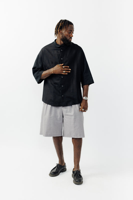 Short ballon de la marque Aïdama en coton lavande-gris à motif chevrons avec ceinture ajustable. Porté par un mannequin homme et vu de face.