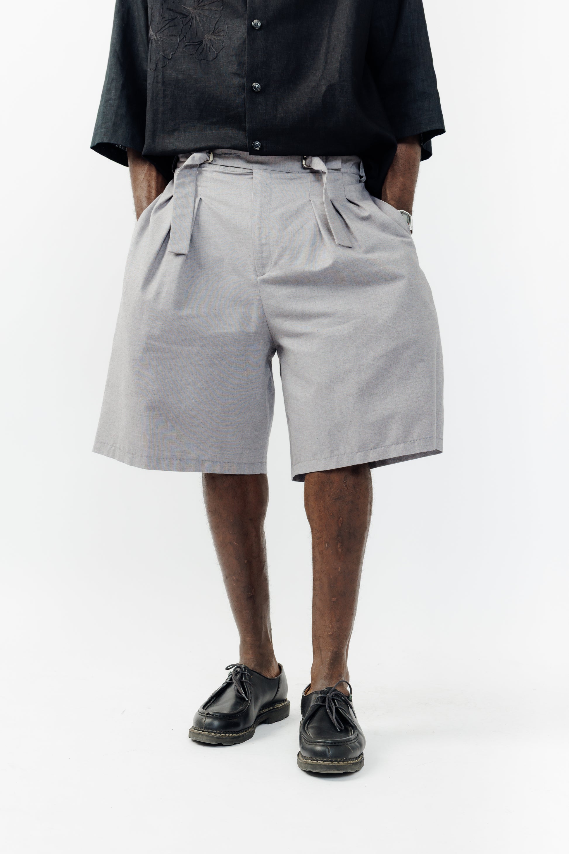 Short ballon de la marque Aïdama en coton lavande-gris à motif chevrons avec ceinture ajustable. Porté par un mannequin homme et vu de face.