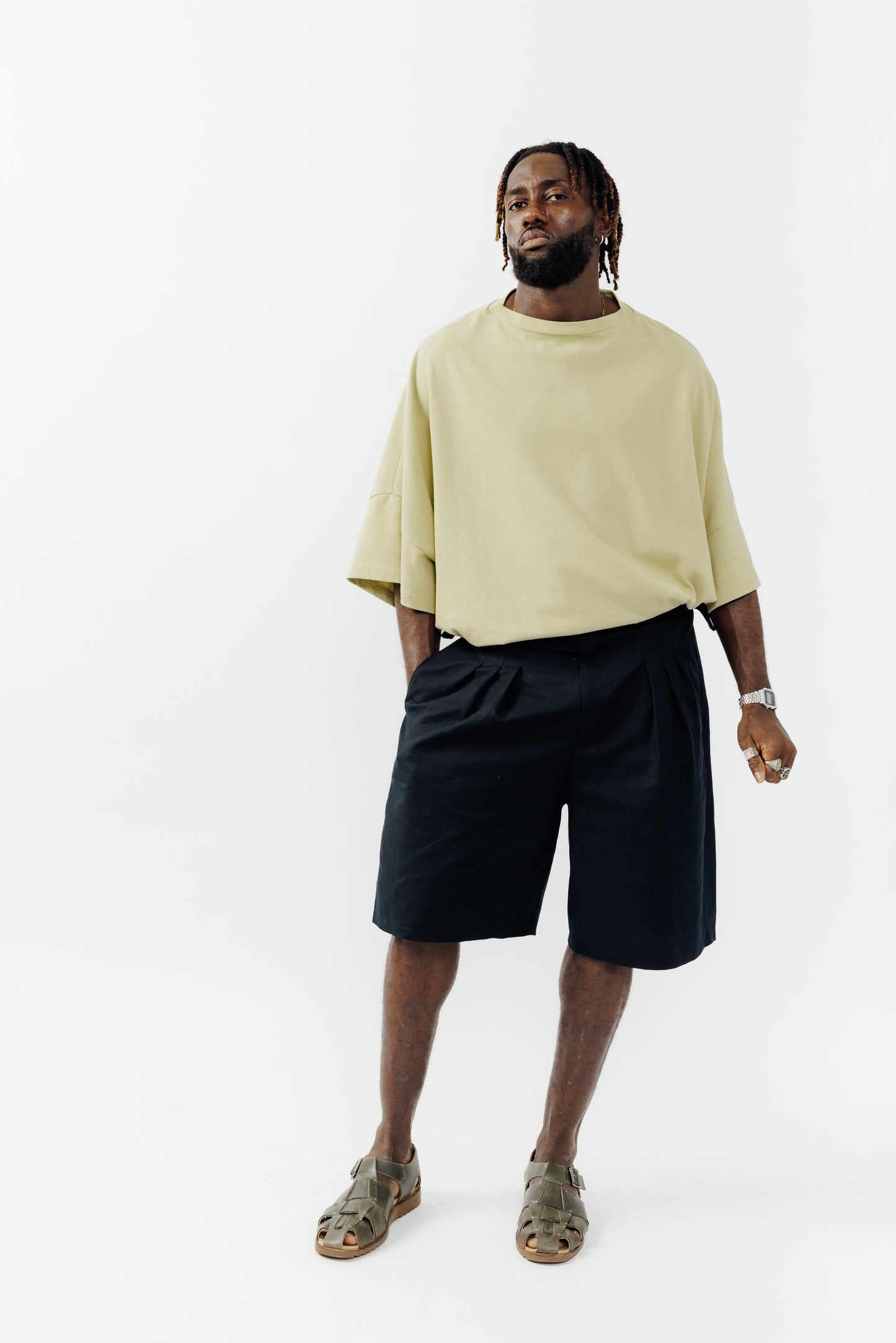 Short ballon de la marque Aïdama en coton & lin noir avec ceinture ajustable. Porté par un mannequin homme et vu de face.