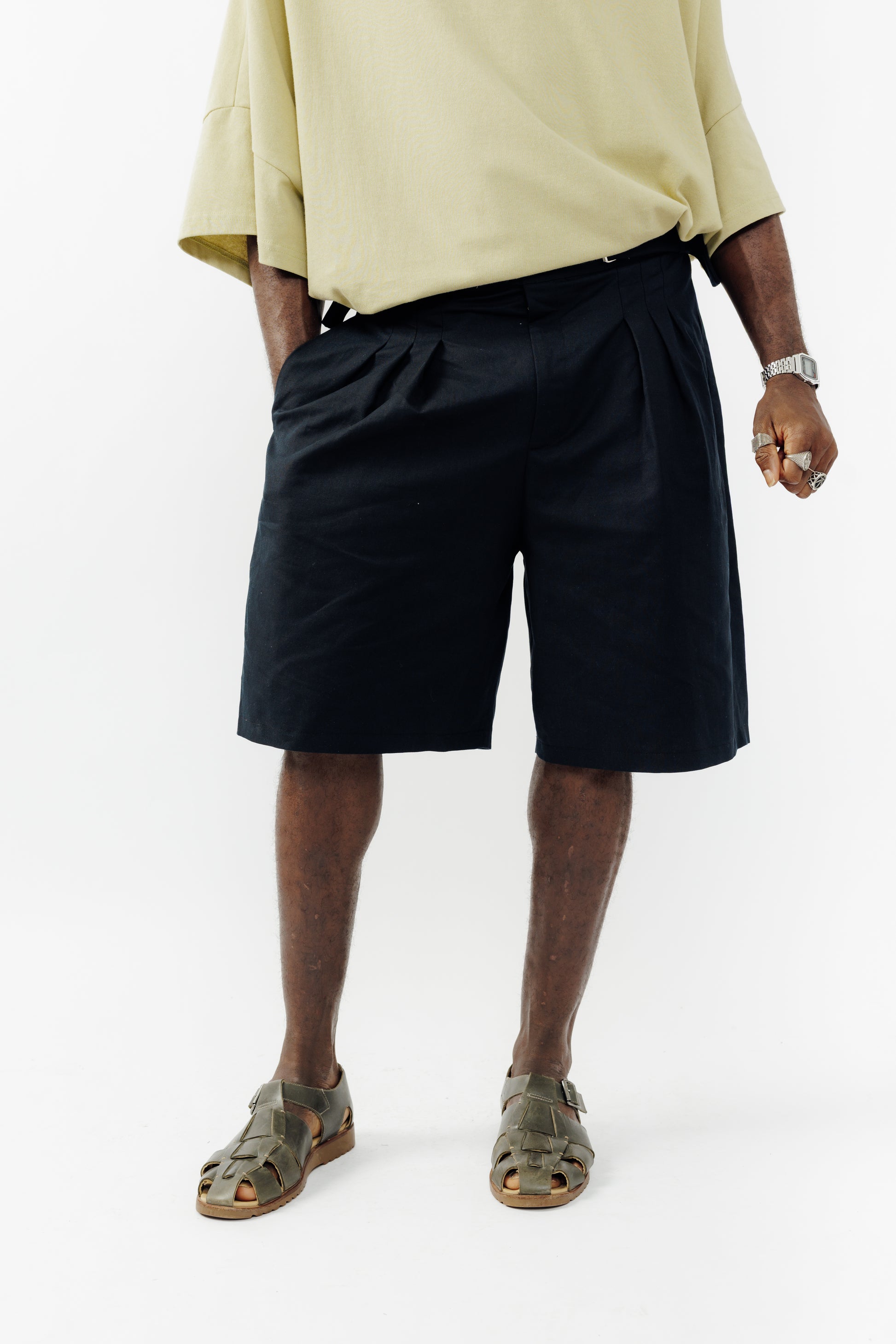 Short ballon de la marque Aïdama en coton & lin noir avec ceinture ajustable. Porté par un mannequin homme et vu de face.