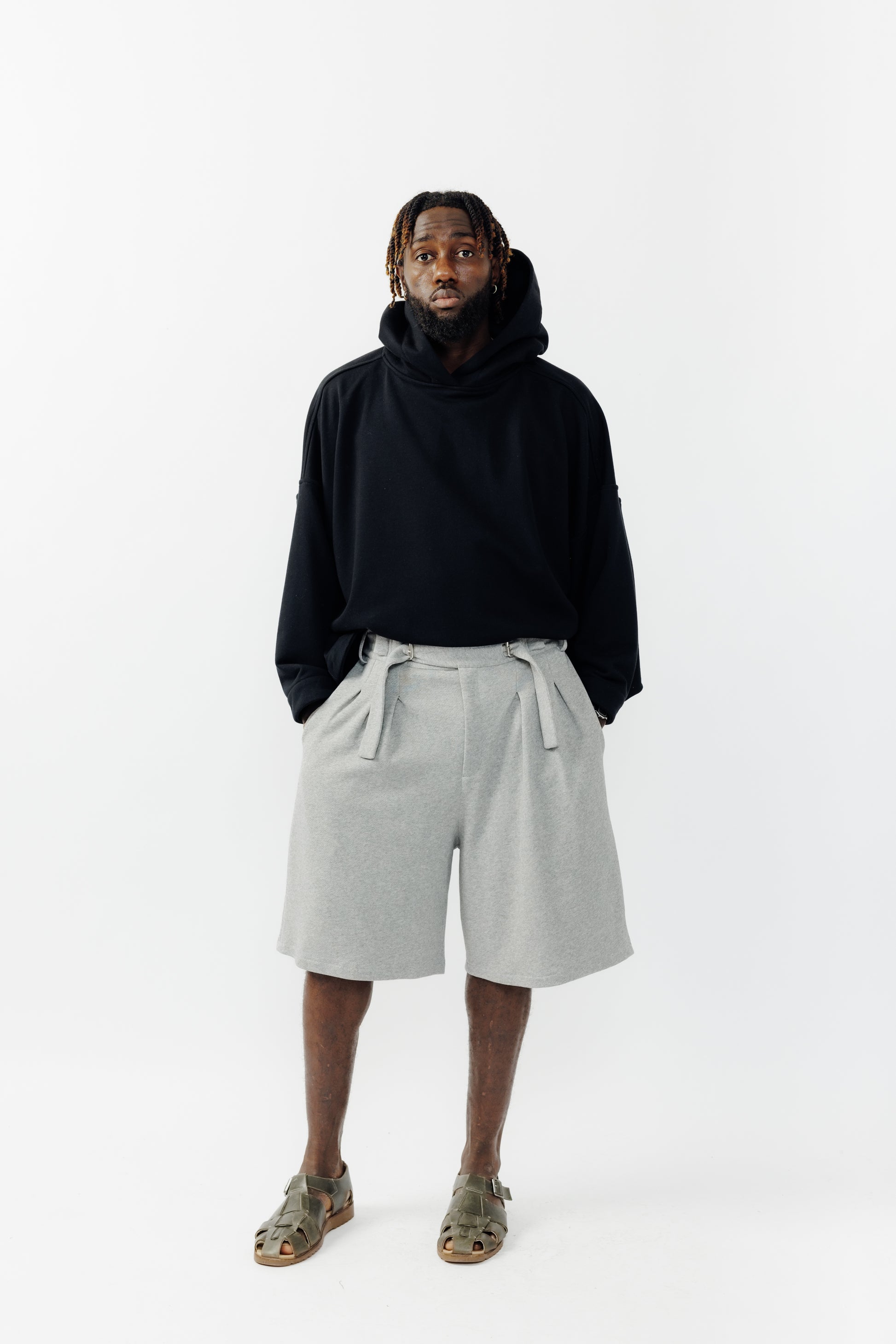 Short ballon de la marque Aïdama en molleton de coton gris chiné avec ceinture ajustable. Porté par un mannequin homme et vu de face.