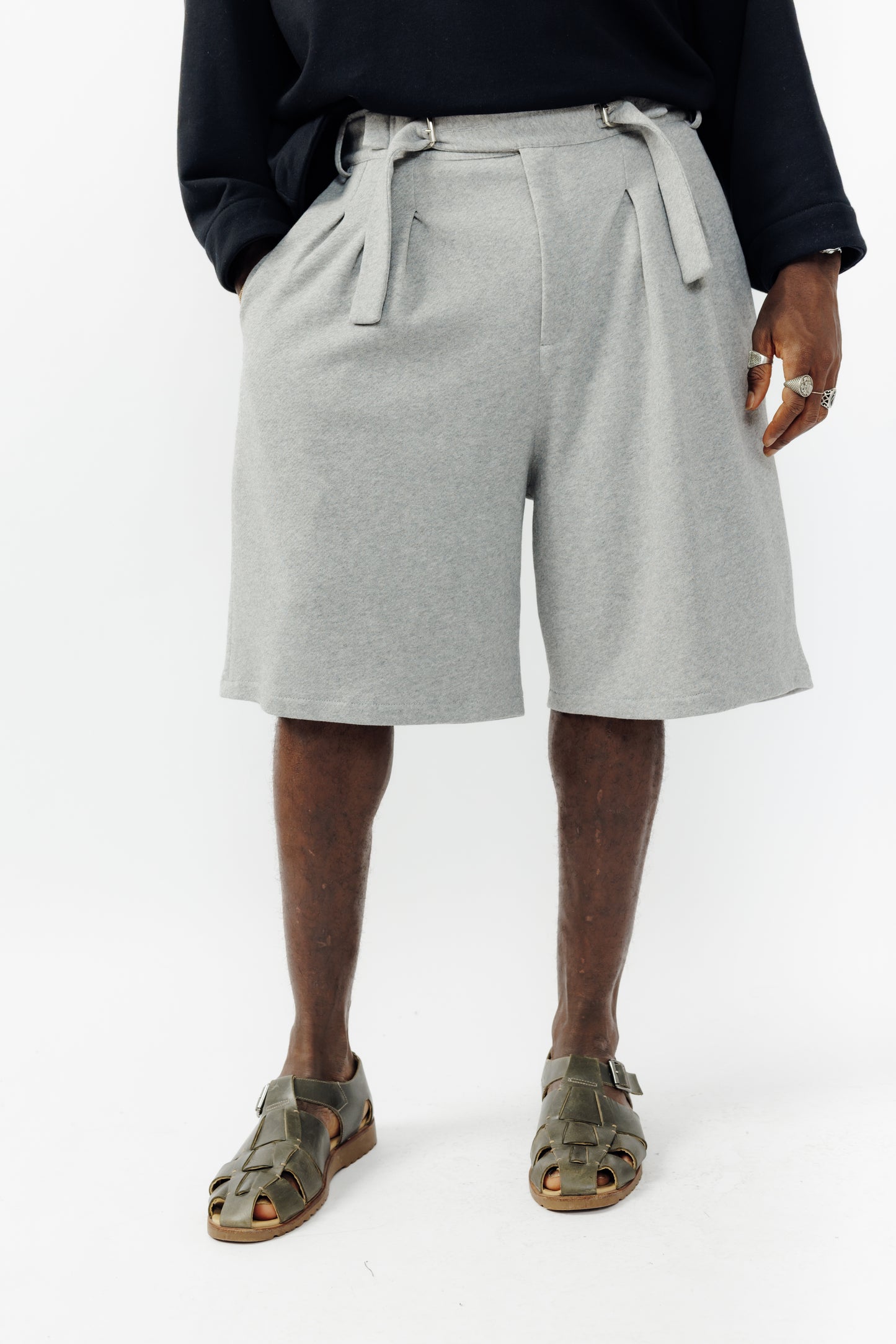 Short ballon de la marque Aïdama en molleton de coton gris chiné avec ceinture ajustable. Porté par un mannequin homme et vu de face zoomé sur les jambes.