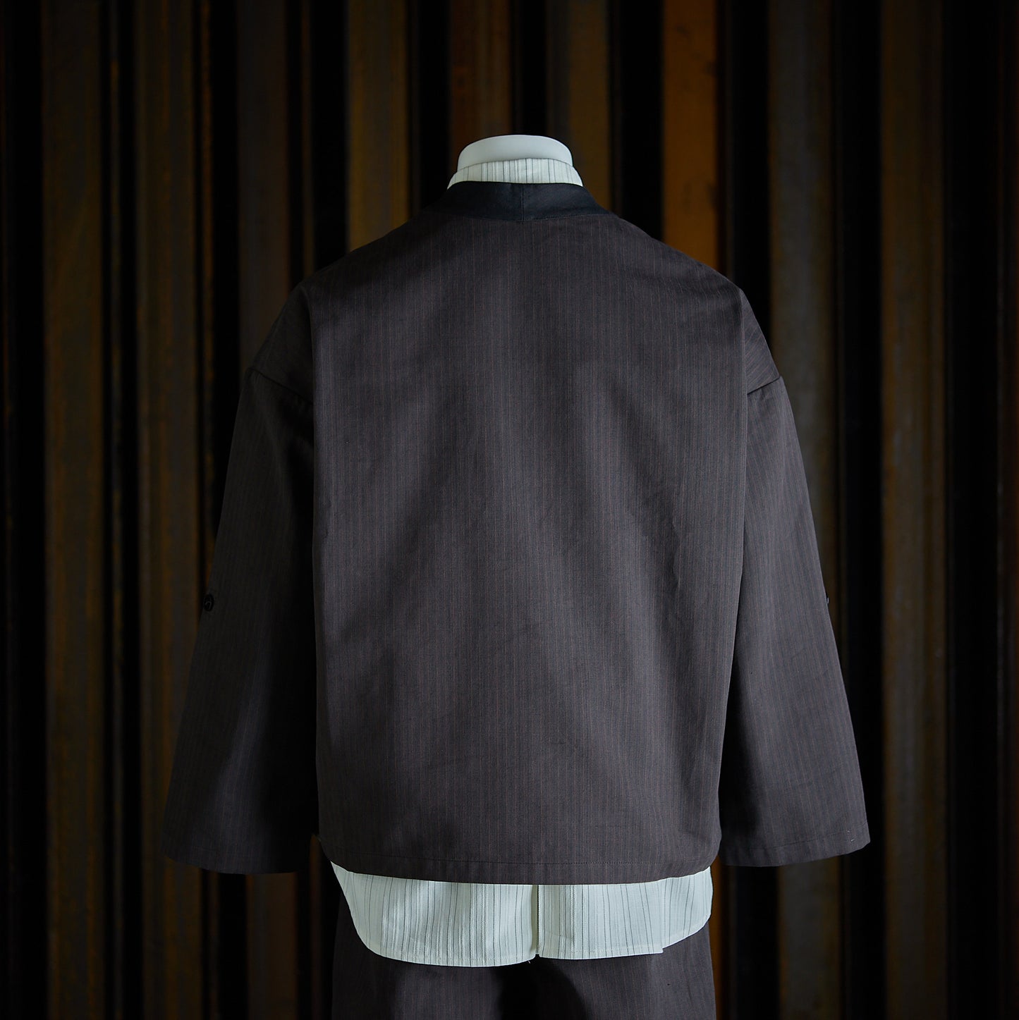 Veste croisée à col kimono de la marque Aïdama, modèle samue en toile de coton brun à rayures tennis. Vue de dos sur mannequin.