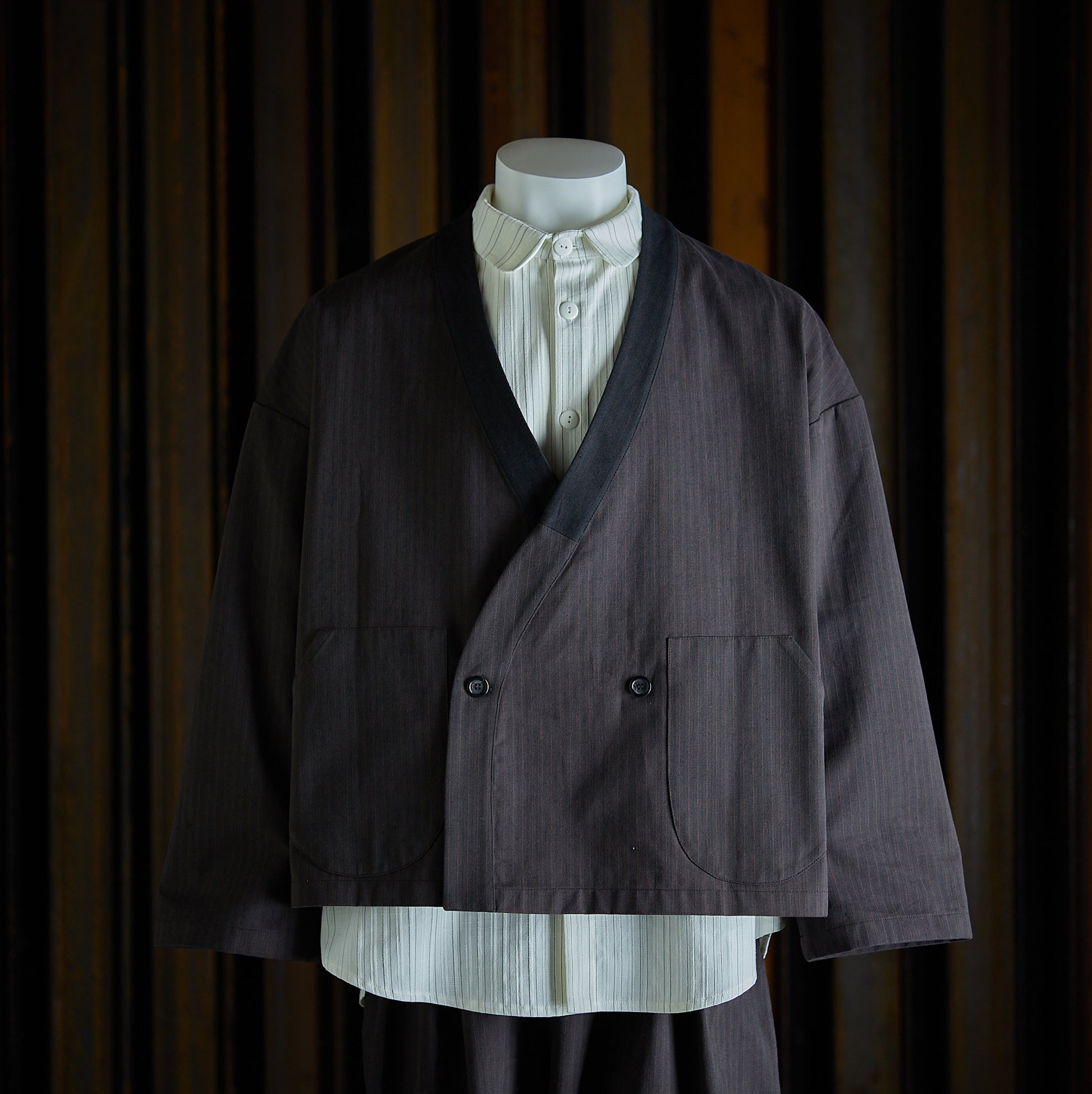Veste croisée à col kimono de la marque Aïdama, modèle samue en toile de coton brun à rayures tennis. Vue de face sur mannequin.