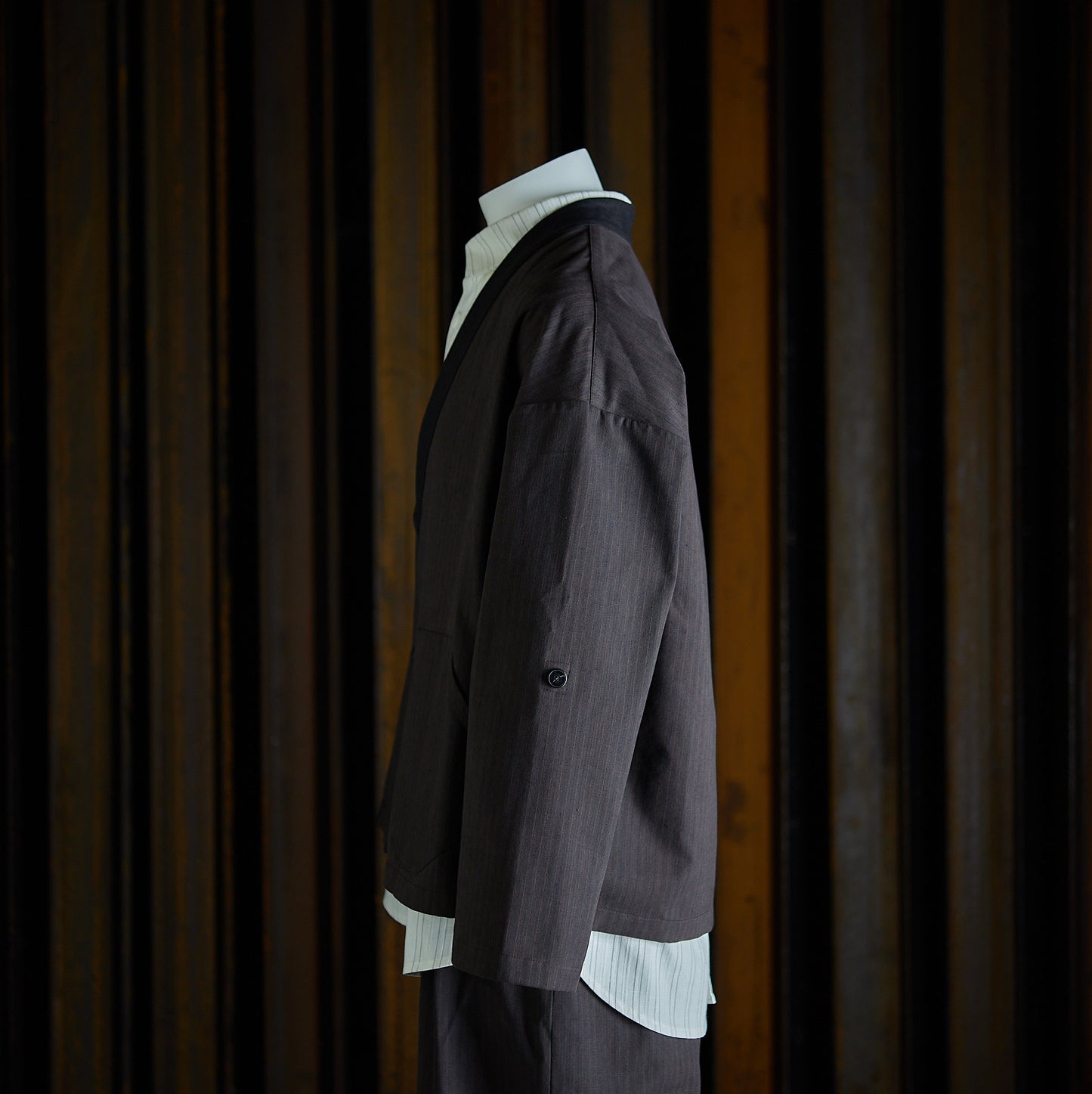 Veste croisée à col kimono de la marque Aïdama, modèle samue en toile de coton brun à rayures tennis. Vue de profil sur mannequin.
