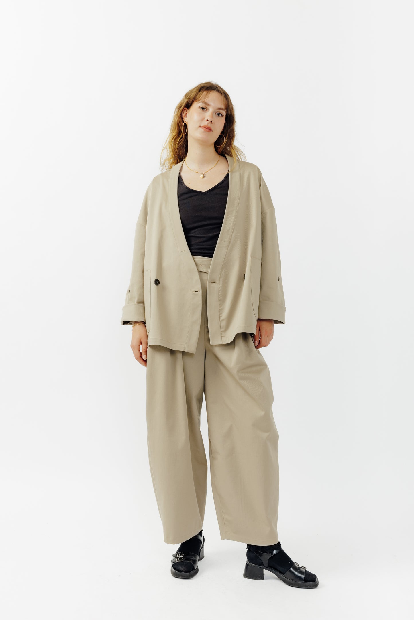 Veste croisée à col kimono de la marque Aïdama, modèle samue en gabardine de coton beige. Portée ouverte par une mannequin femme et vu de face.