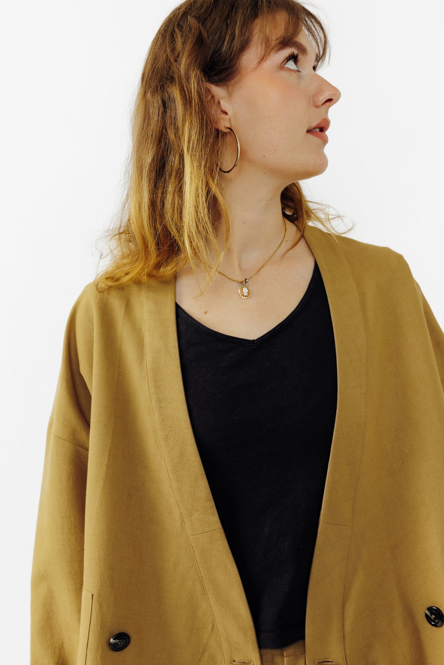 Veste croisée à col kimono de la marque Aïdama, modèle samue en crêpe de laine et coton sable. Portée ouverte par une mannequin femme et vu de face.