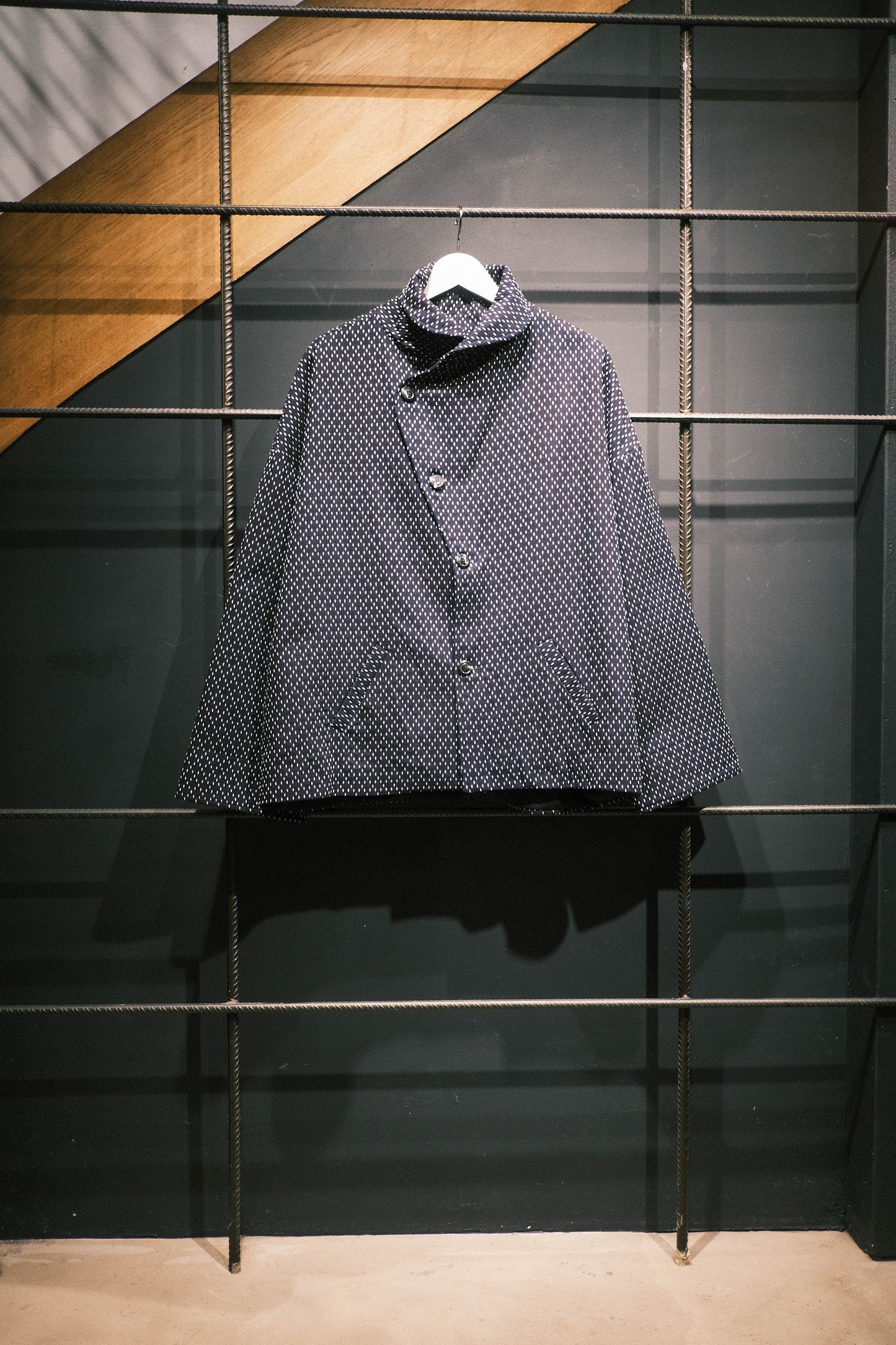 Veste oversize à col arrondi de la marque Aïdama, modèle Gunbai en coton japonais bleu brodé de points Sashiko. Vue sur ceintre fermée et de face.