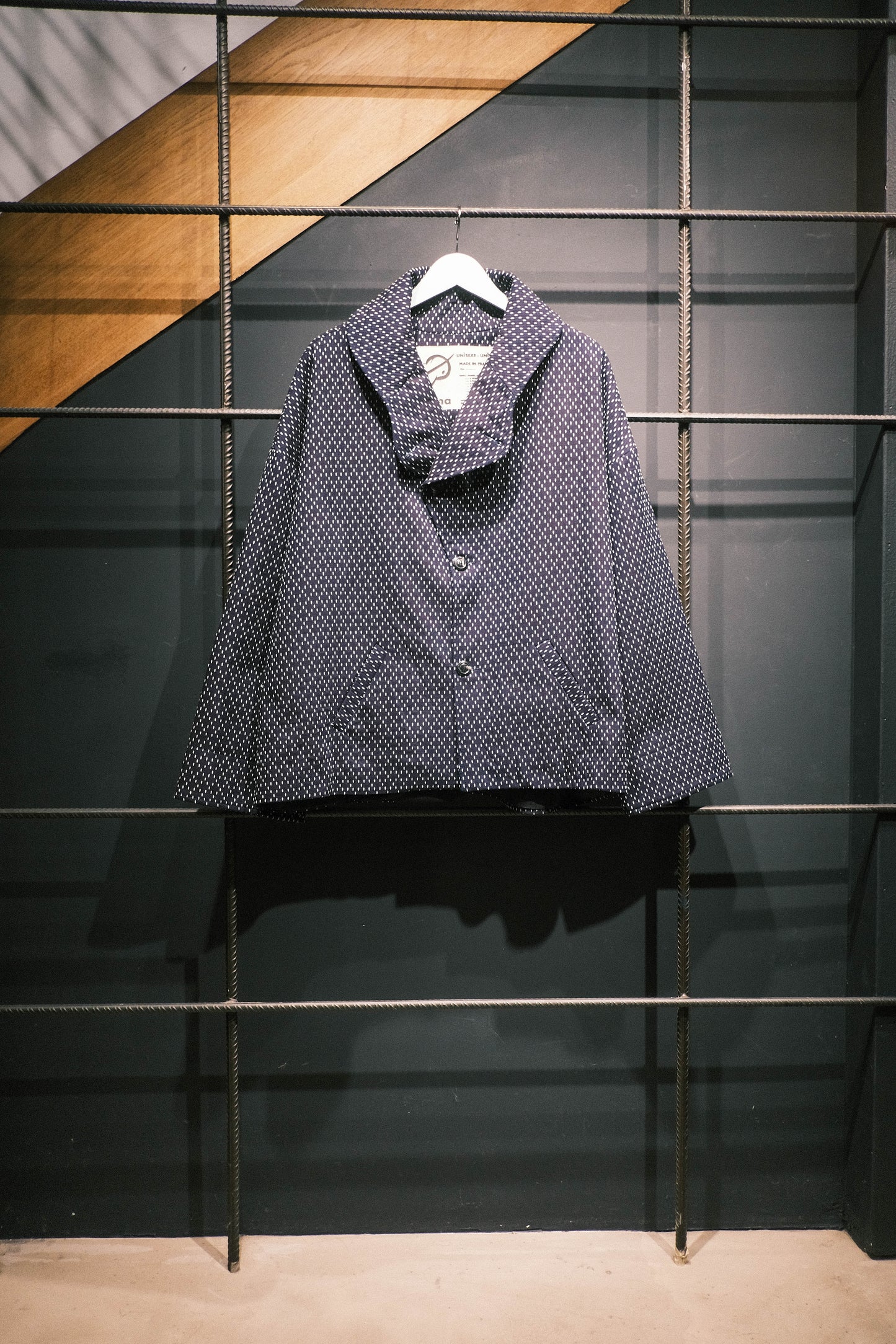 Veste oversize à col arrondi de la marque Aïdama, modèle Gunbai en coton japonais bleu brodé de points Sashiko. Vue sur ceintre de face.
