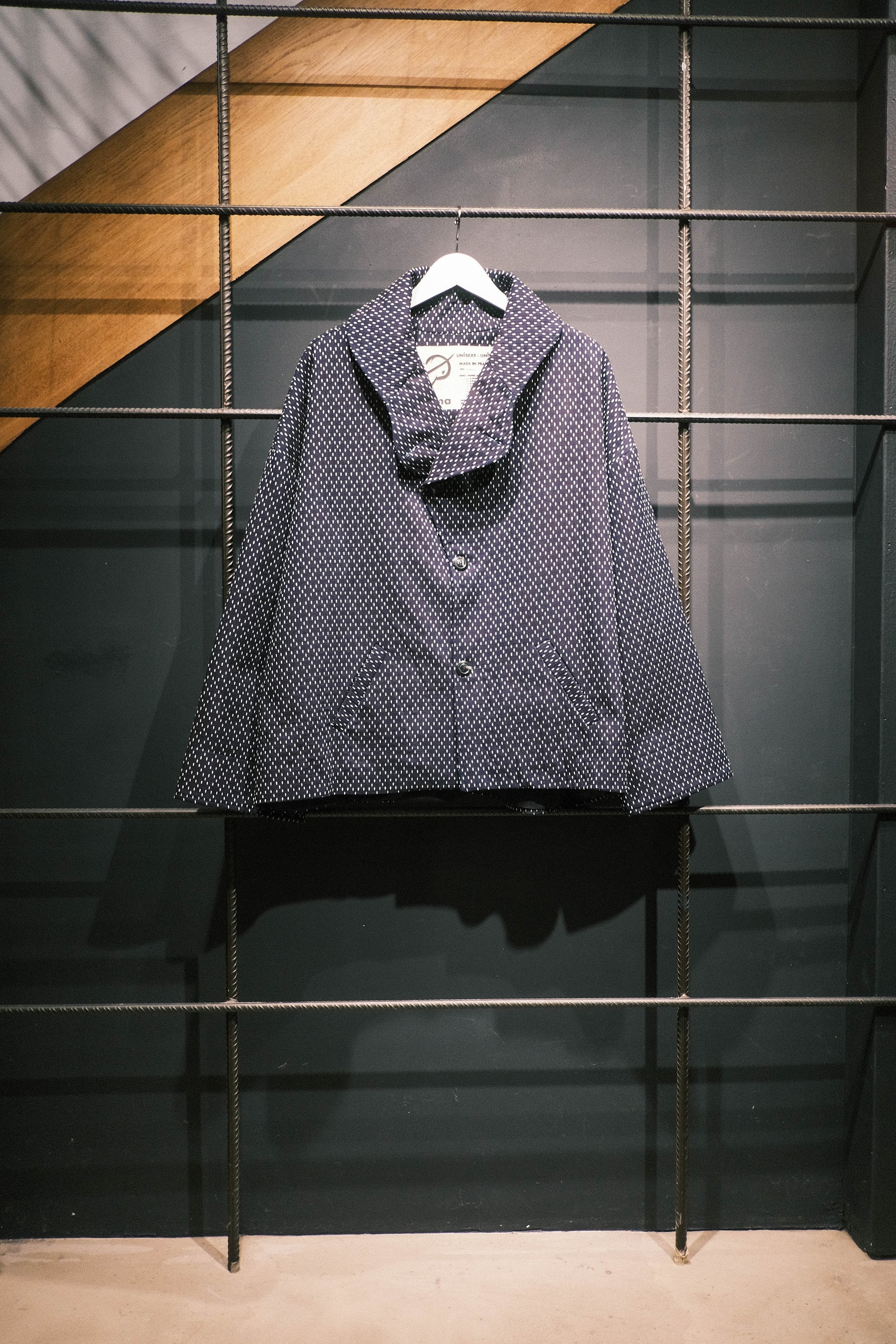 Veste oversize à col arrondi de la marque Aïdama, modèle Gunbai en coton japonais bleu brodé de points Sashiko. Vue sur ceintre de face.