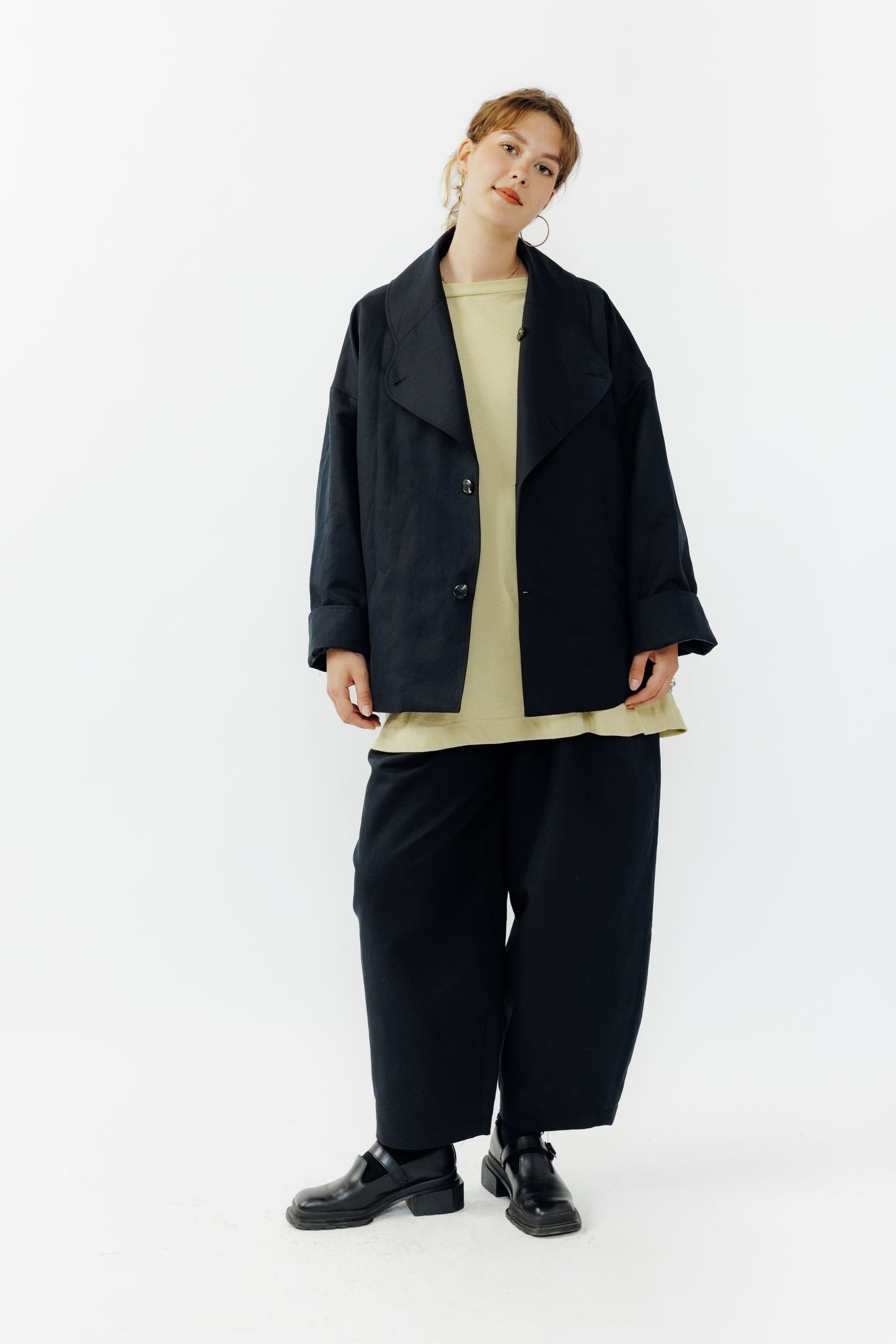 Veste oversize à col arrondi de la marque Aïdama, modèle Gunbai en coton & lin noir. Portée ouverte par une mannequin femme et vue de face. 