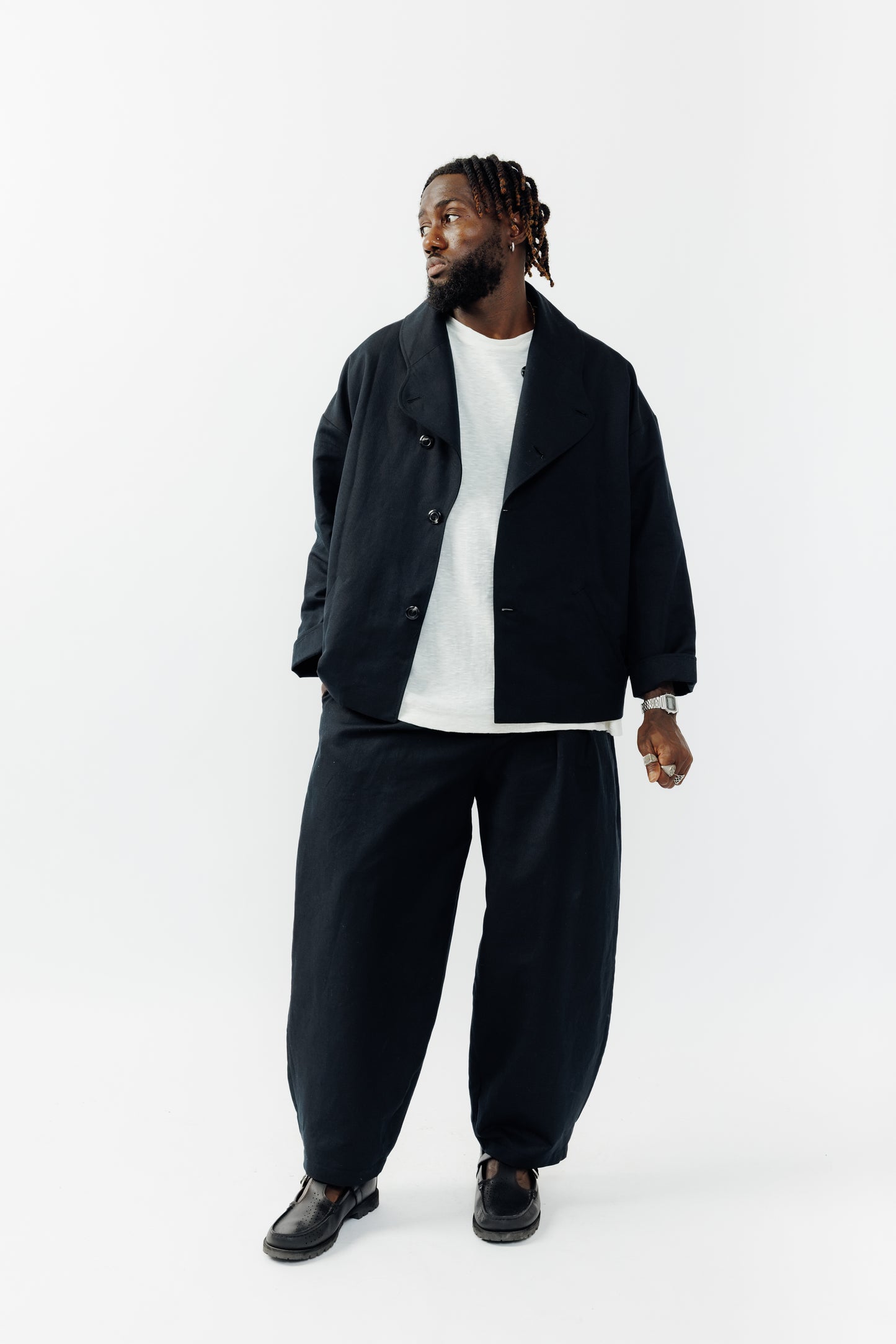 Veste oversize à col arrondi de la marque Aïdama, modèle Gunbai en coton & lin noir. Portée ouverte par un mannequin homme et vue de face.