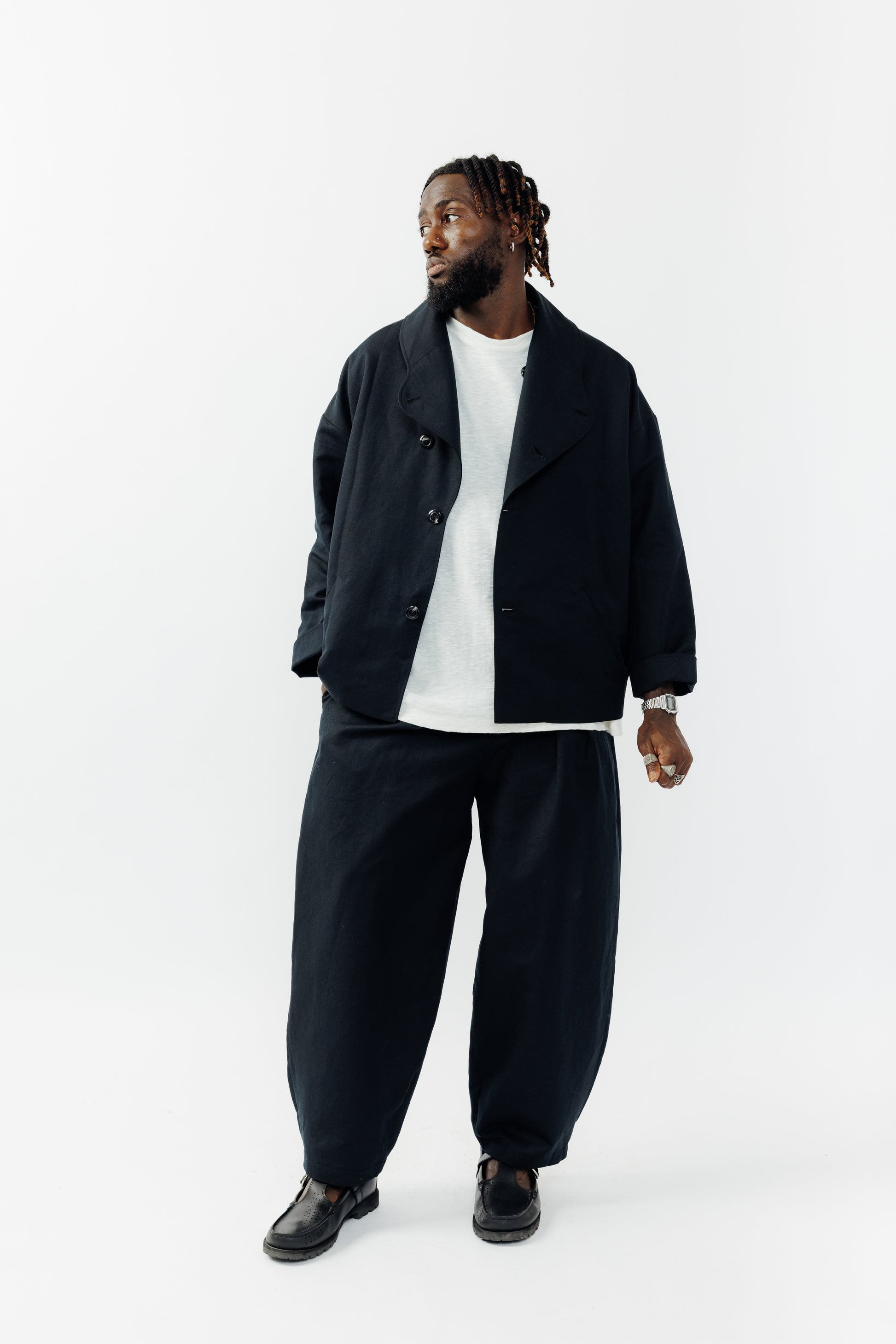 Veste oversize à col arrondi de la marque Aïdama, modèle Gunbai en coton & lin noir. Portée ouverte par un mannequin homme et vue de face.