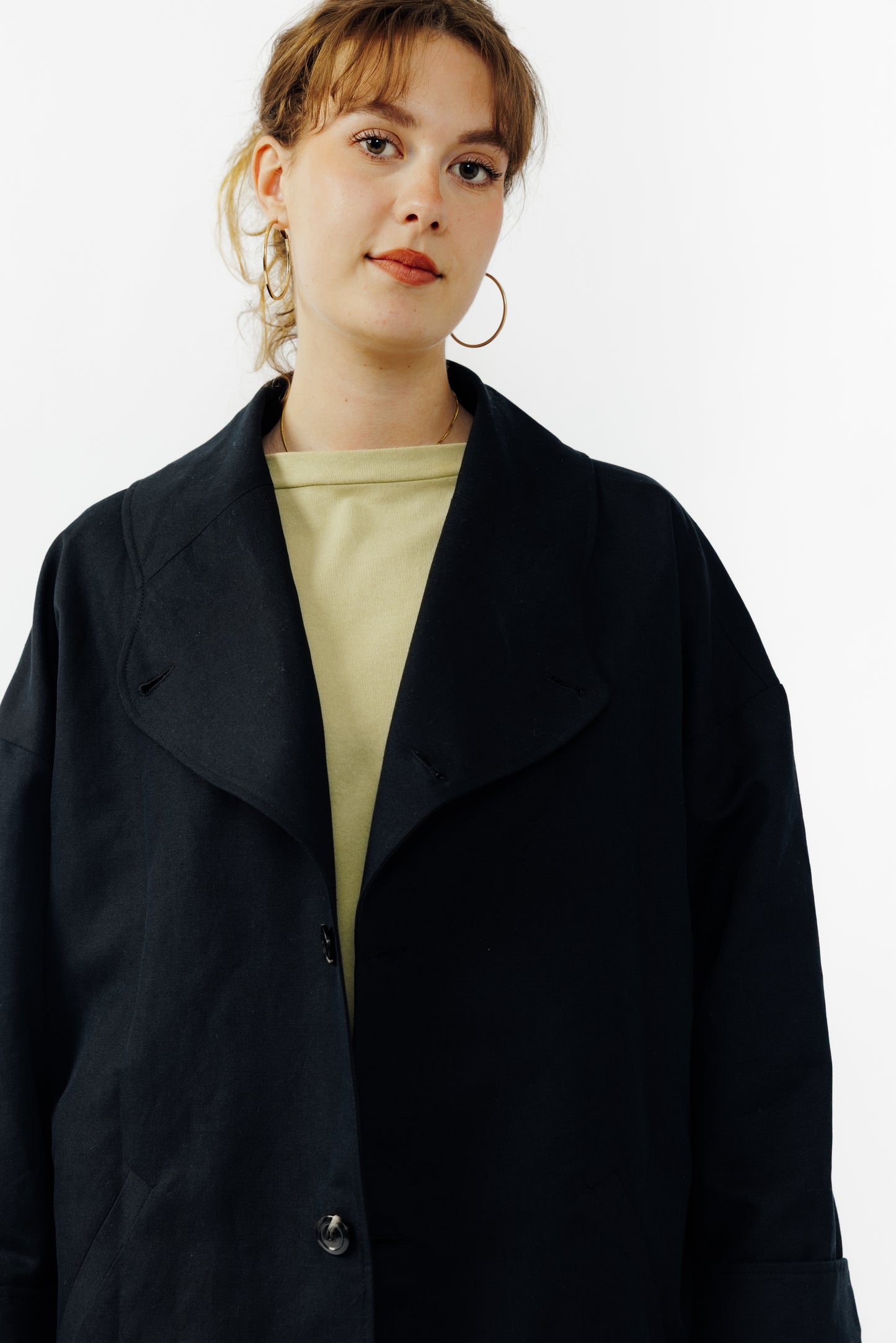 Veste oversize à col arrondi de la marque Aïdama, modèle Gunbai en coton & lin noir. Portée ouverte par une mannequin femme et vue de face zoomée sur le buste. 