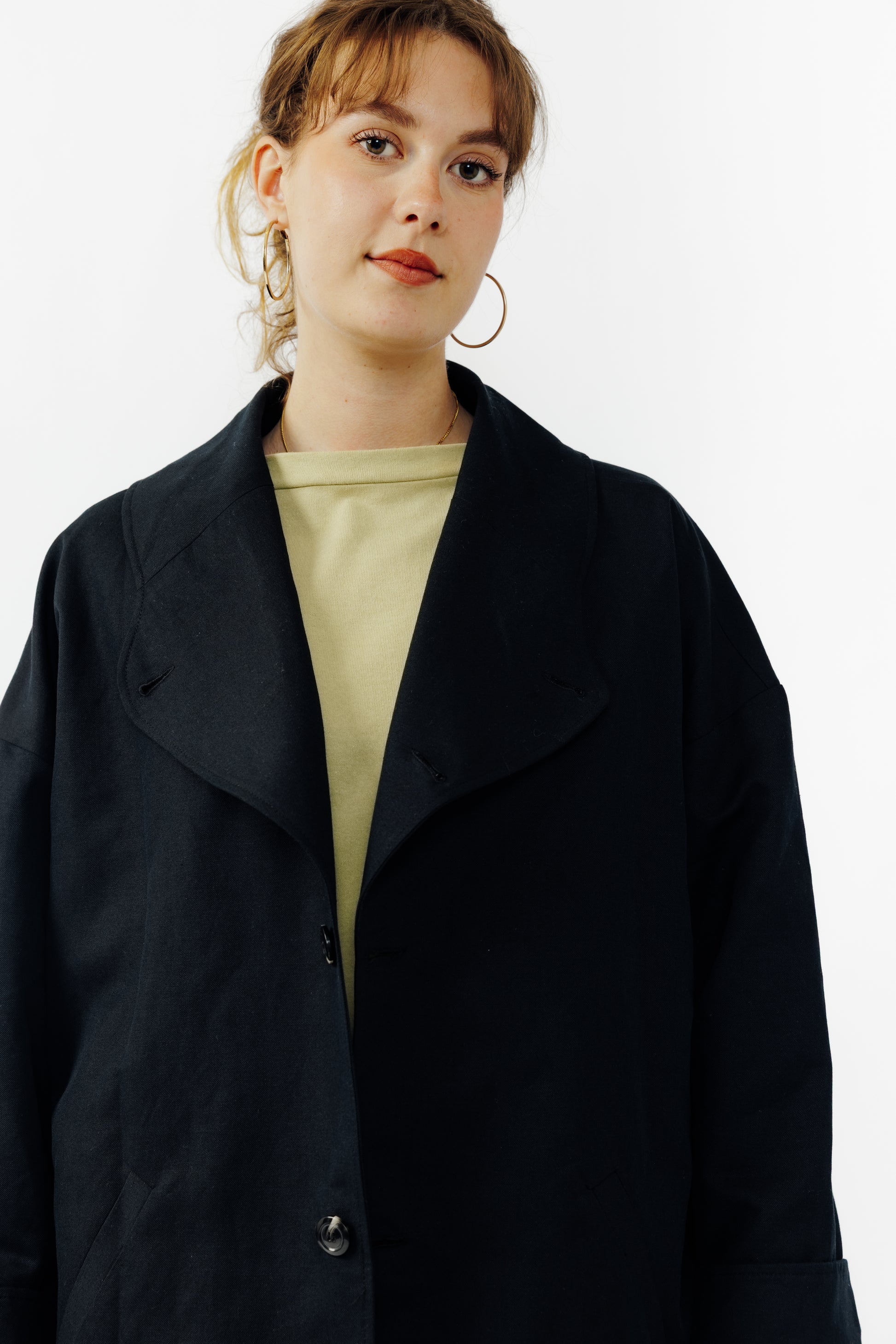 Veste oversize à col arrondi de la marque Aïdama, modèle Gunbai en coton & lin noir. Portée ouverte par une mannequin femme et vue de face zoomée sur le buste. 