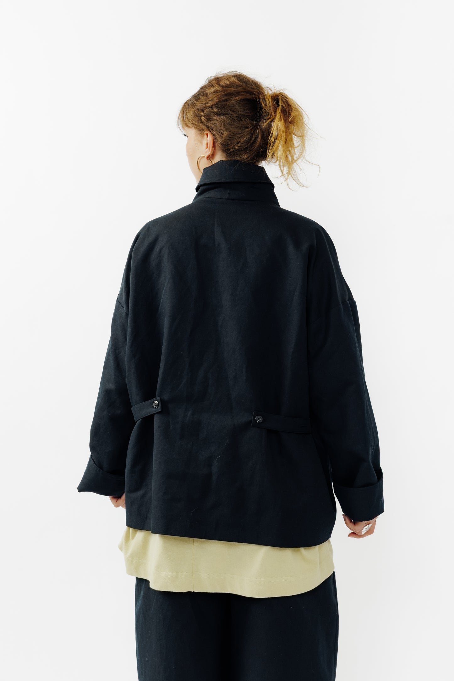Veste oversize à col arrondi de la marque Aïdama, modèle Gunbai en coton & lin noir. Portée fermée par une mannequin femme et vue de dos.