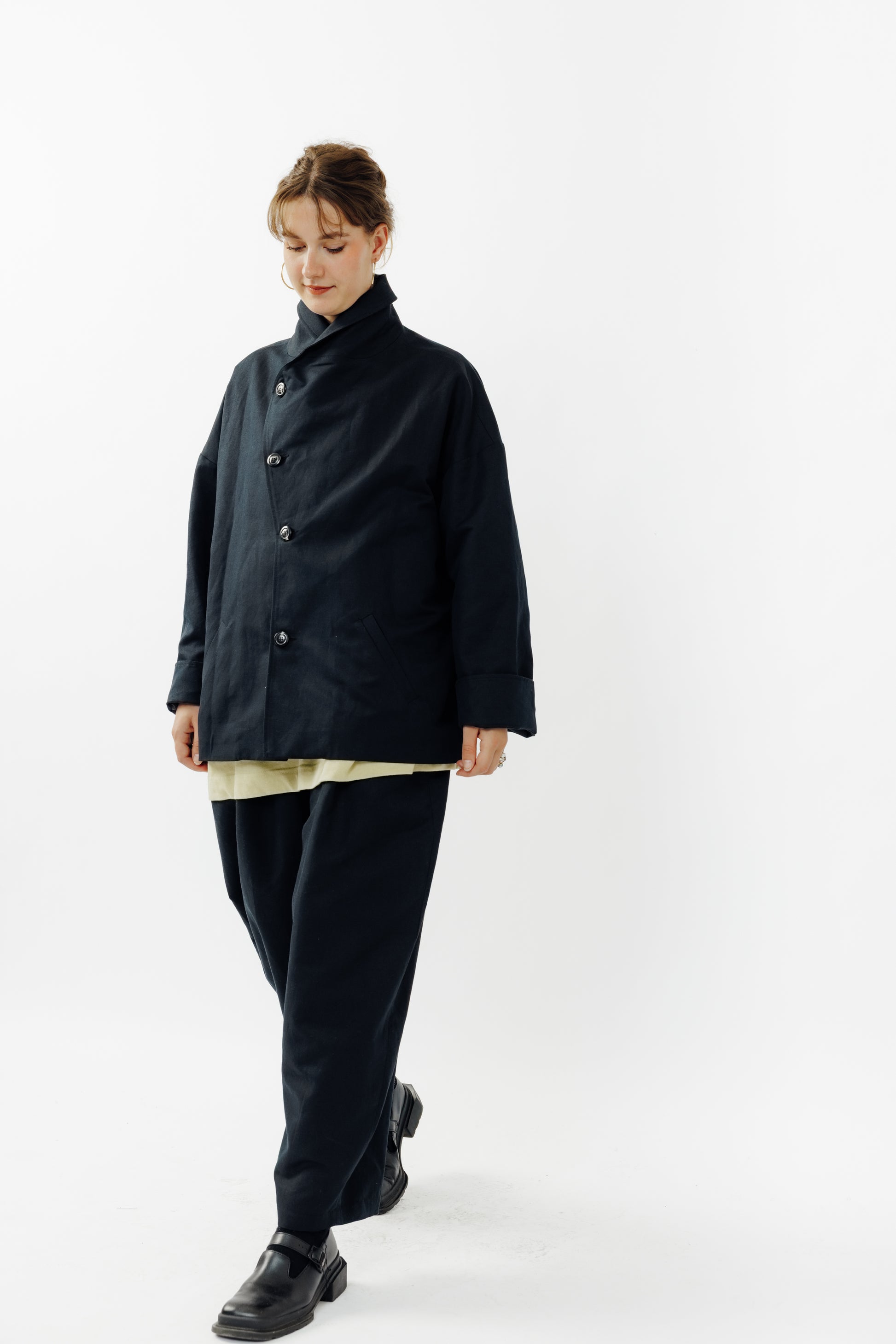 Veste oversize à col arrondi de la marque Aïdama, modèle Gunbai en coton & lin noir. Portée fermée par une mannequin femme et vue de face.