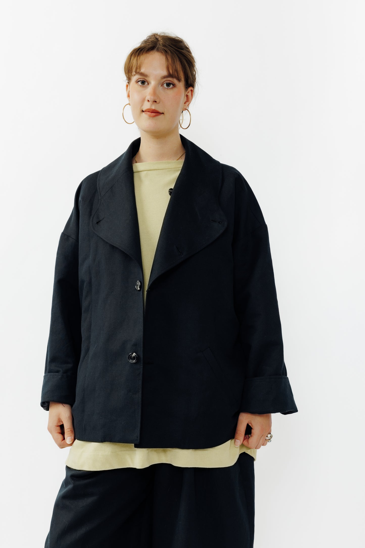 Veste oversize à col arrondi de la marque Aïdama, modèle Gunbai en coton & lin noir. Portée ouverte par une mannequin femme et vue de face.