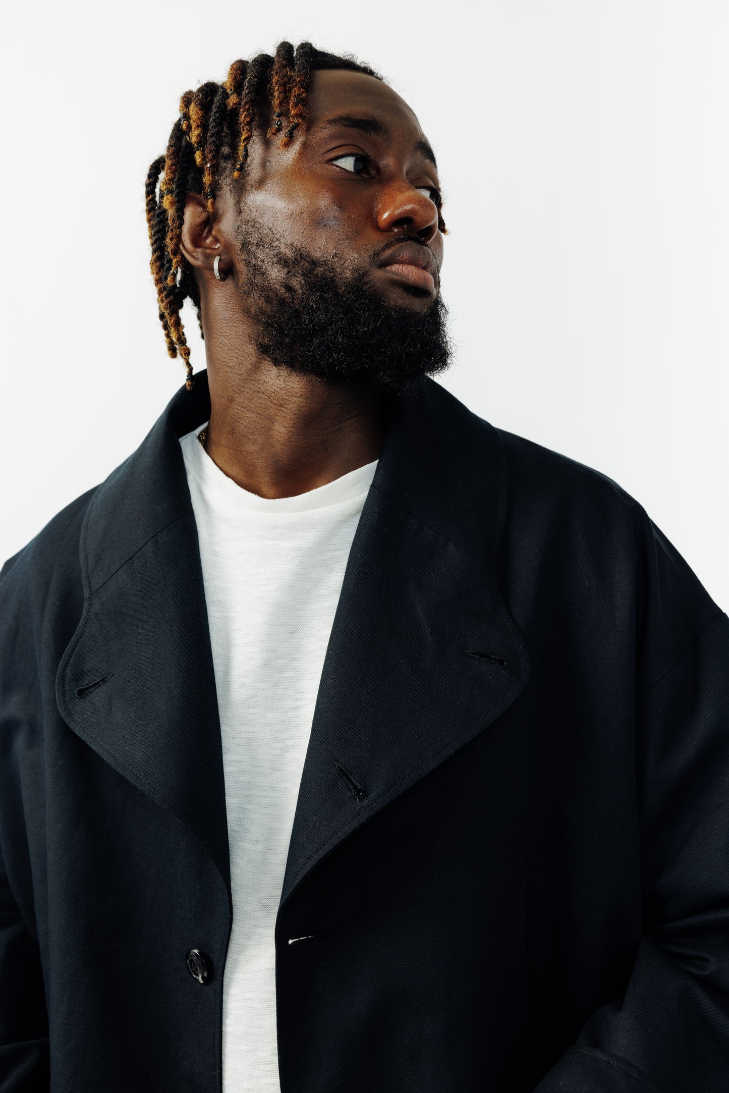 Veste oversize à col arrondi de la marque Aïdama, modèle Gunbai en coton & lin noir. Portée ouverte par un mannequin homme et vue zoomée sur le buste. 