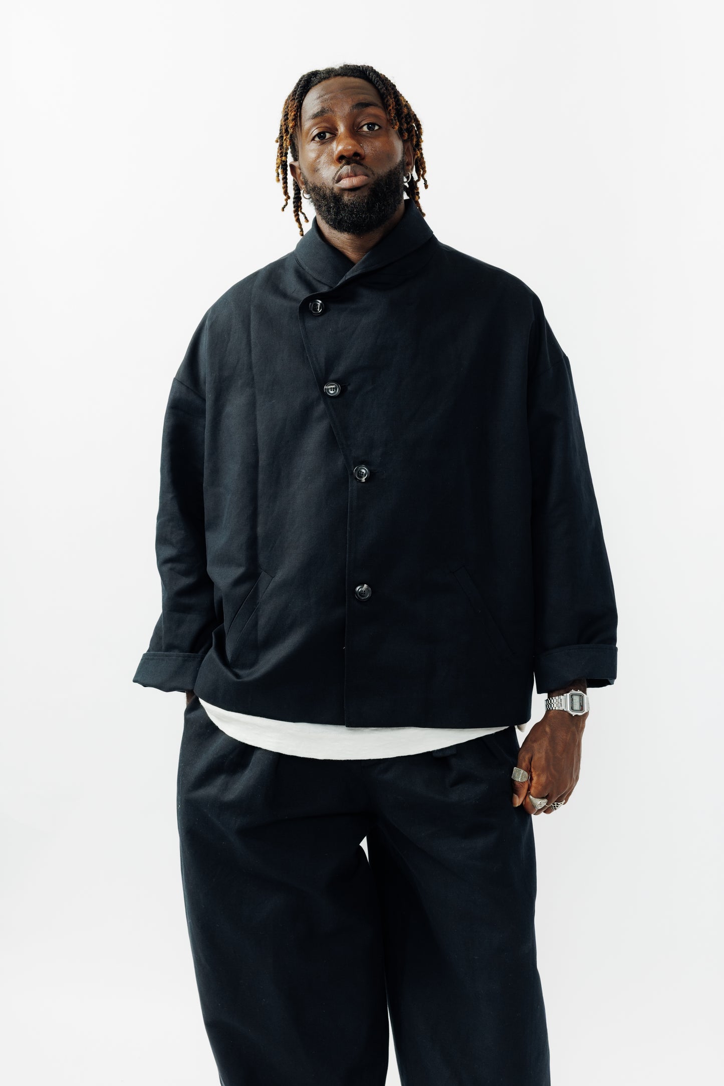 Veste oversize à col arrondi de la marque Aïdama, modèle Gunbai en coton & lin noir. Portée fermée par un mannequin homme et vue de face.