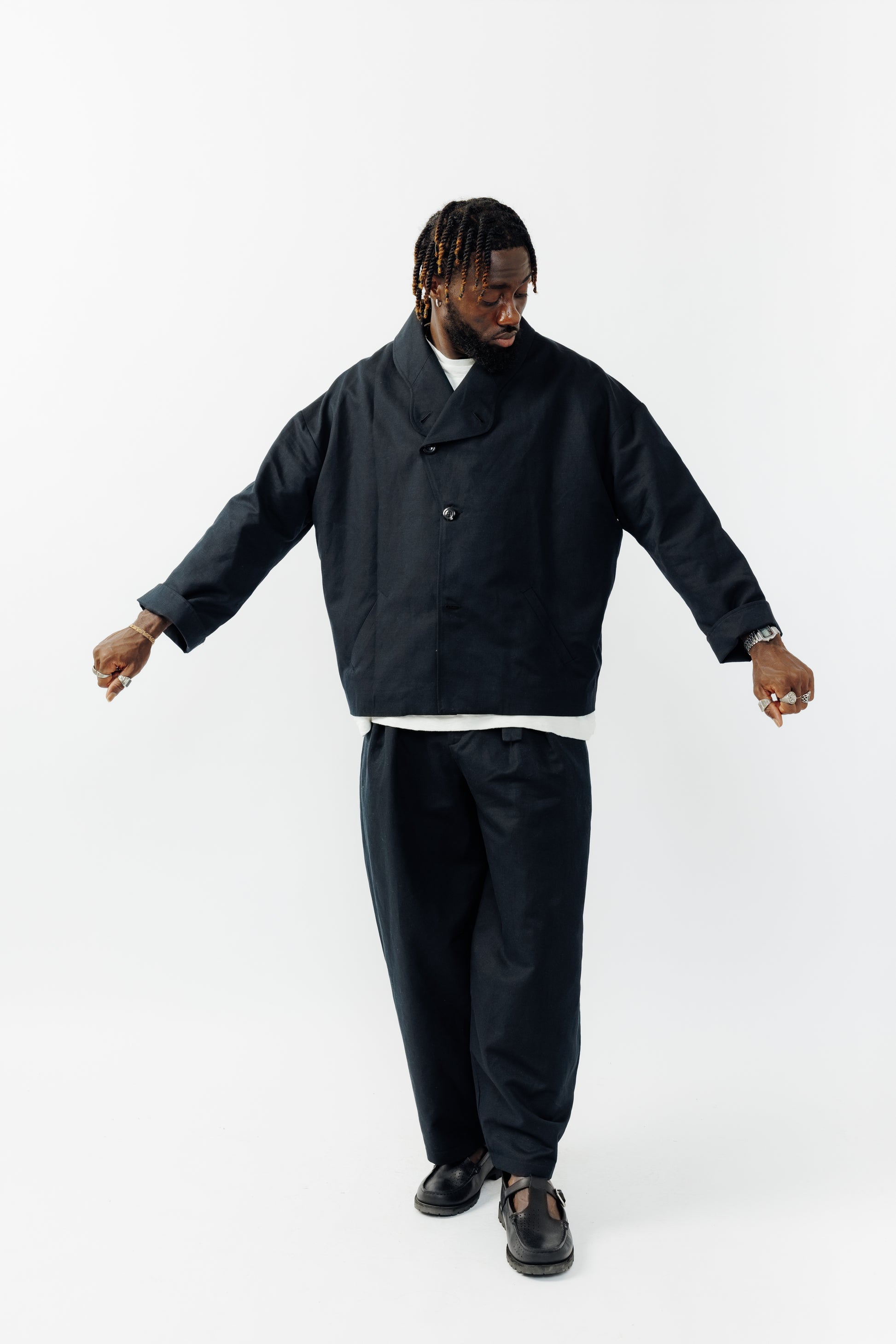 Veste oversize à col arrondi de la marque Aïdama, modèle Gunbai en coton & lin noir. Portée fermée par un mannequin homme et vue de face.