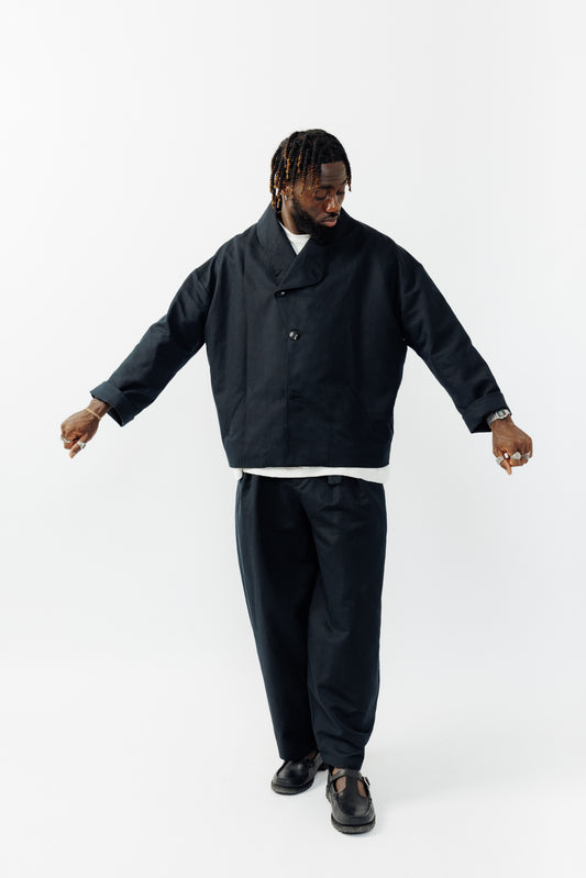 Veste oversize à col arrondi de la marque Aïdama, modèle Gunbai en coton & lin noir. Portée fermée par un mannequin homme et vue de face.