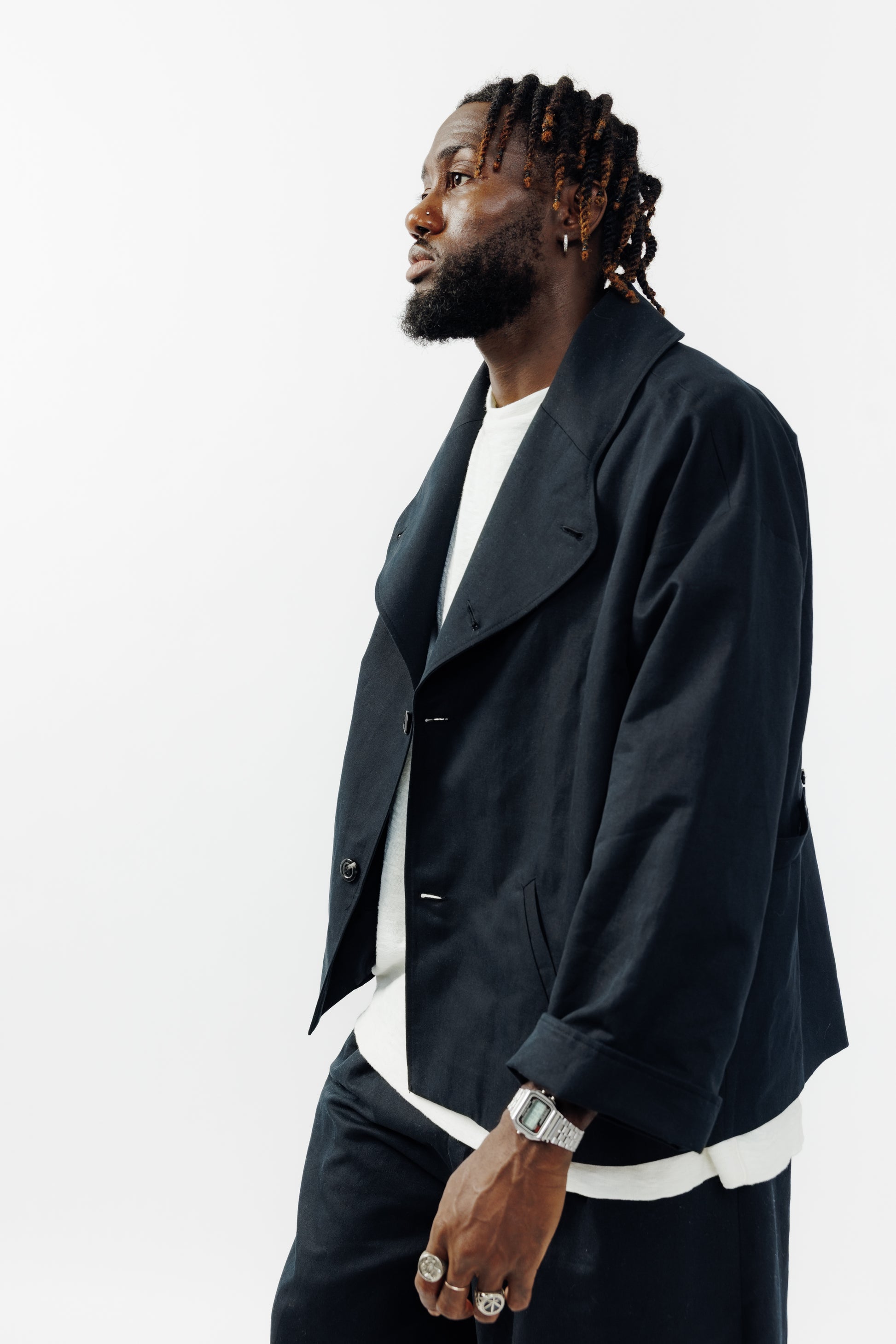 Veste oversize à col arrondi de la marque Aïdama, modèle Gunbai en coton & lin noir. Portée ouverte par un mannequin homme et vue de profil.