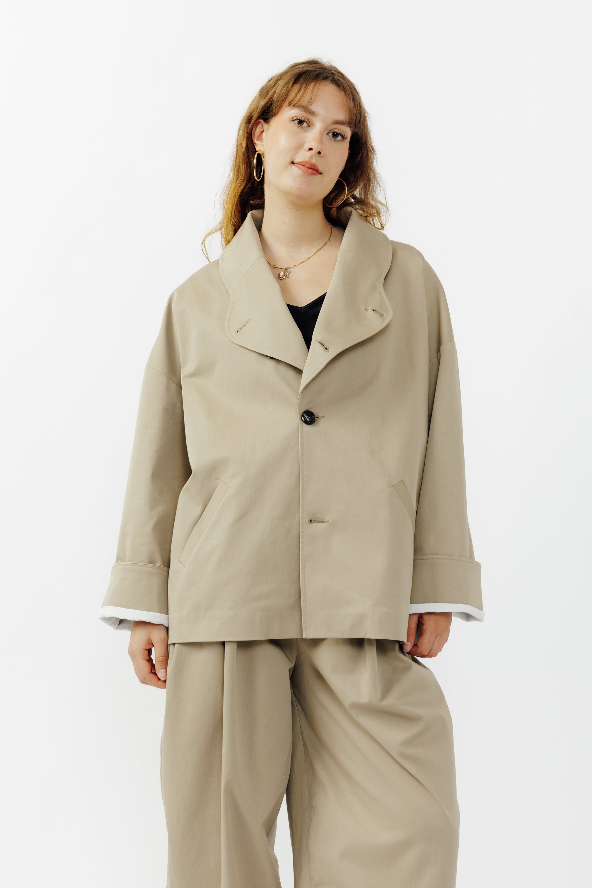 Veste oversize à col arrondi de la marque Aïdama, modèle Gunbai en gabardine de coton beige. Portée fermée par une mannequin femme et vue de face.