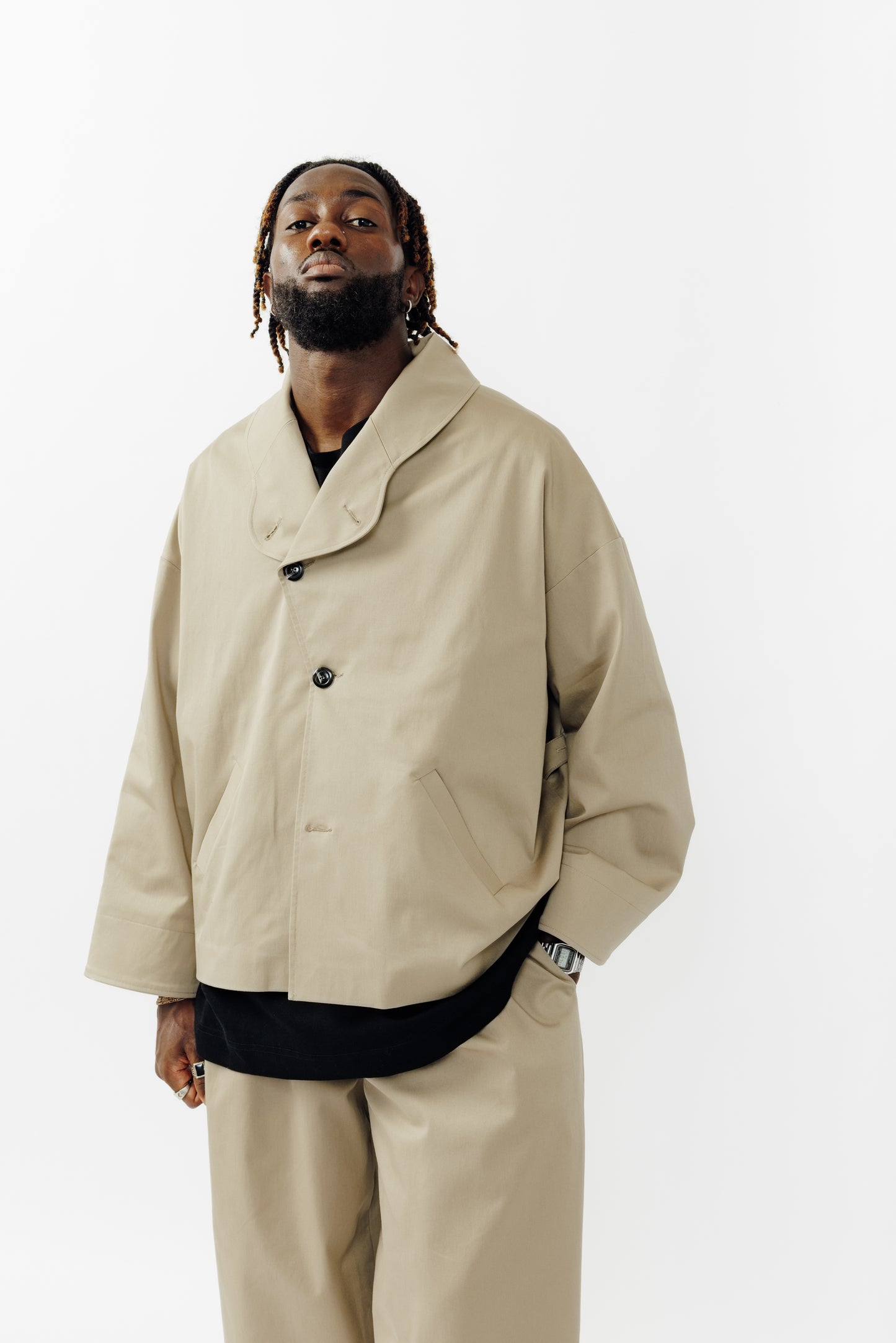 Veste oversize à col arrondi de la marque Aïdama, modèle Gunbai en gabardine de coton beige. Portée fermée par un mannequin homme et vue de face.