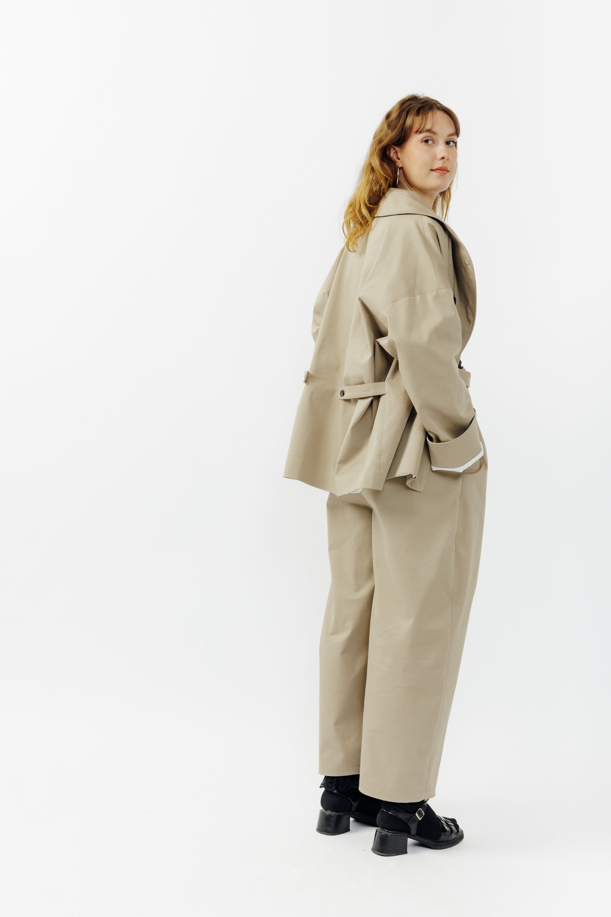 Veste oversize à col arrondi de la marque Aïdama, modèle Gunbai en gabardine de coton beige. Portée ouverte par une mannequin femme et vue de dos.
