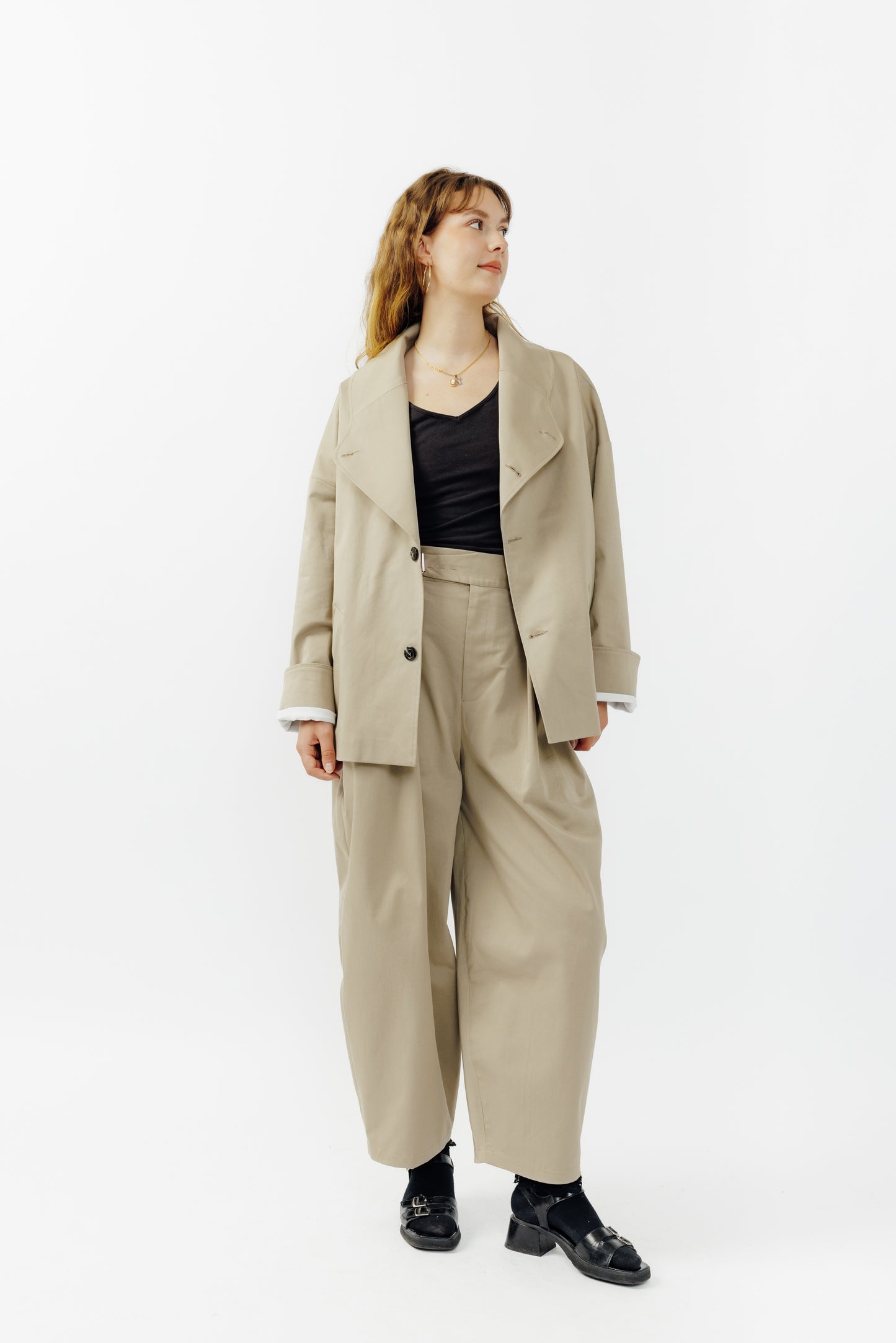 Veste oversize à col arrondi de la marque Aïdama, modèle Gunbai en gabardine de coton beige. Portée ouverte par une mannequin femme et vue de face. 