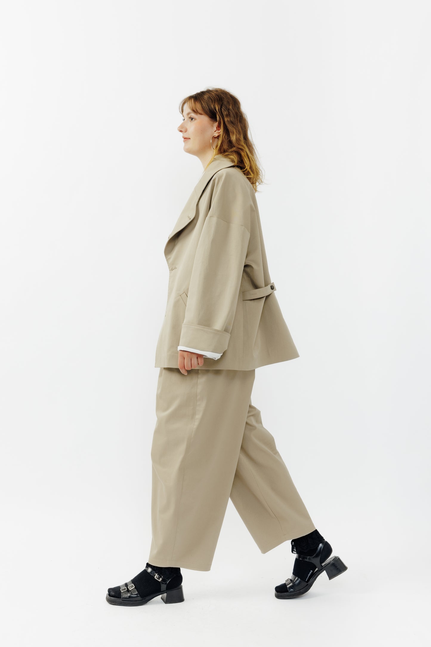 Veste oversize à col arrondi de la marque Aïdama, modèle Gunbai en gabardine de coton beige. Portée fermée par une mannequin femme et vue de profil.
