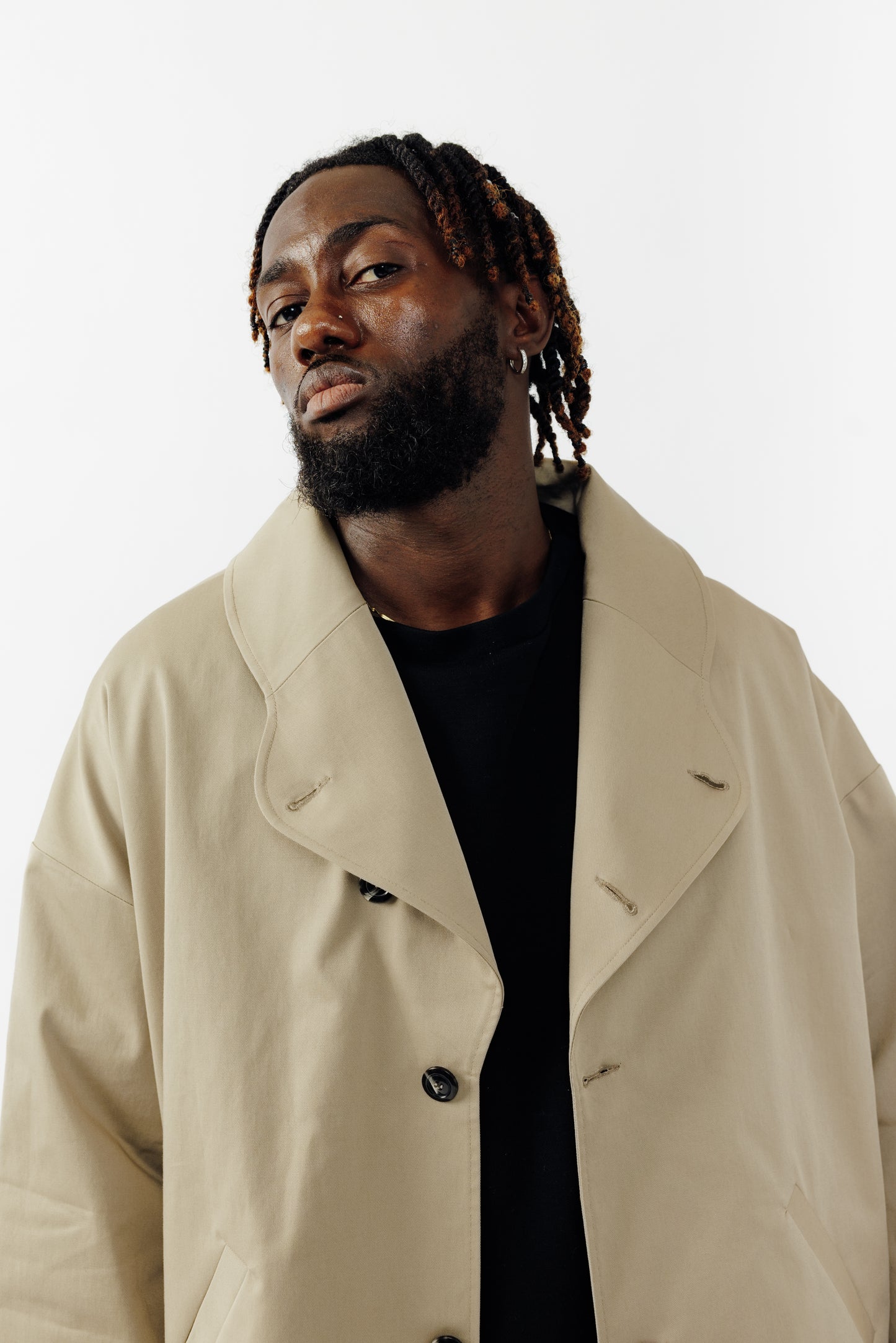 Veste oversize à col arrondi de la marque Aïdama, modèle Gunbai en gabardine de coton beige. Portée ouverte par un mannequin homme et vue de face zoomé sur le buste.