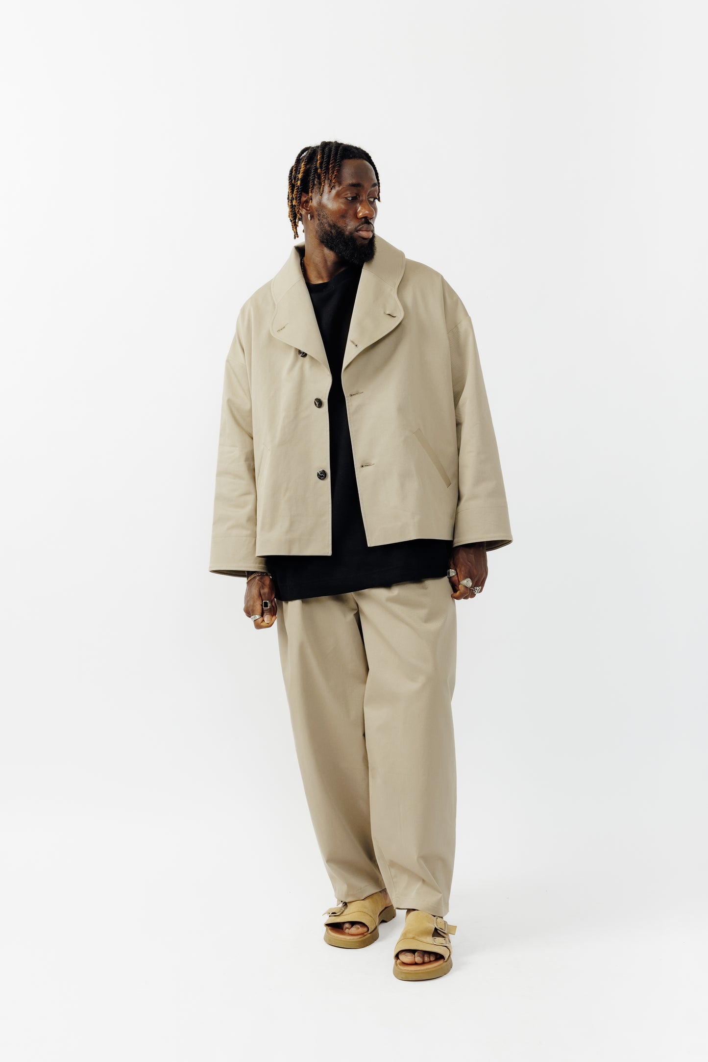 Veste oversize à col arrondi de la marque Aïdama, modèle Gunbai en gabardine de coton beige. Portée ouverte par un mannequin homme et vue de face.