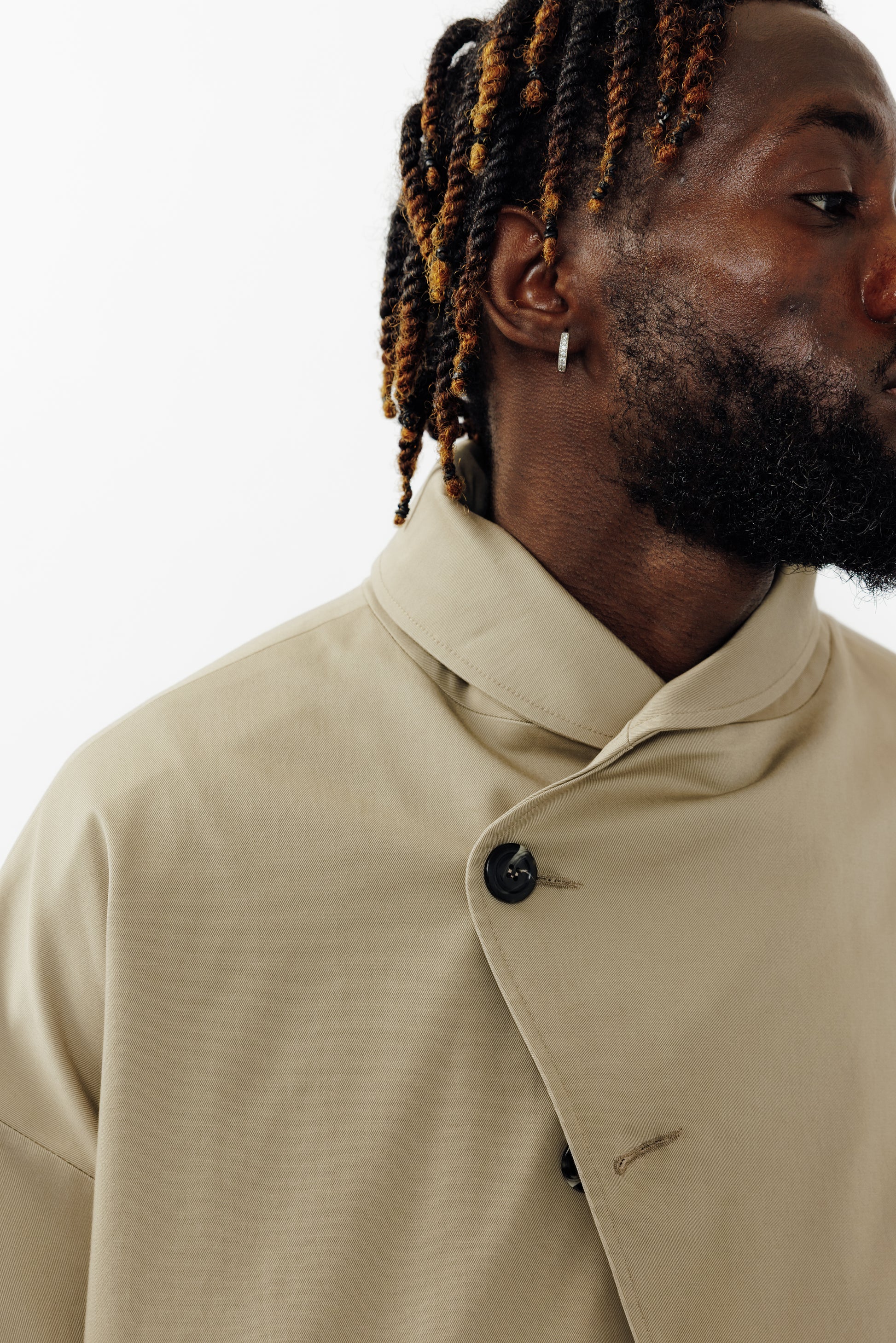 Veste oversize à col arrondi de la marque Aïdama, modèle Gunbai en gabardine de coton beige. Portée fermée par un mannequin homme et vue de face zoomé sur le col.