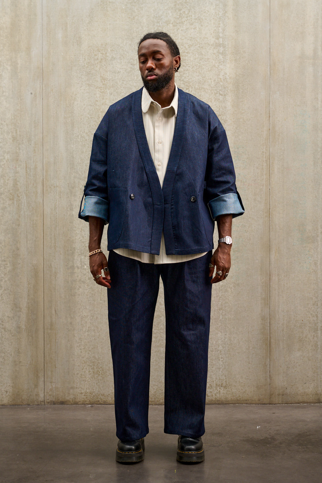 Mannequin Jay de face qui porte la veste croisée SAMUE à col kimono en denim brut