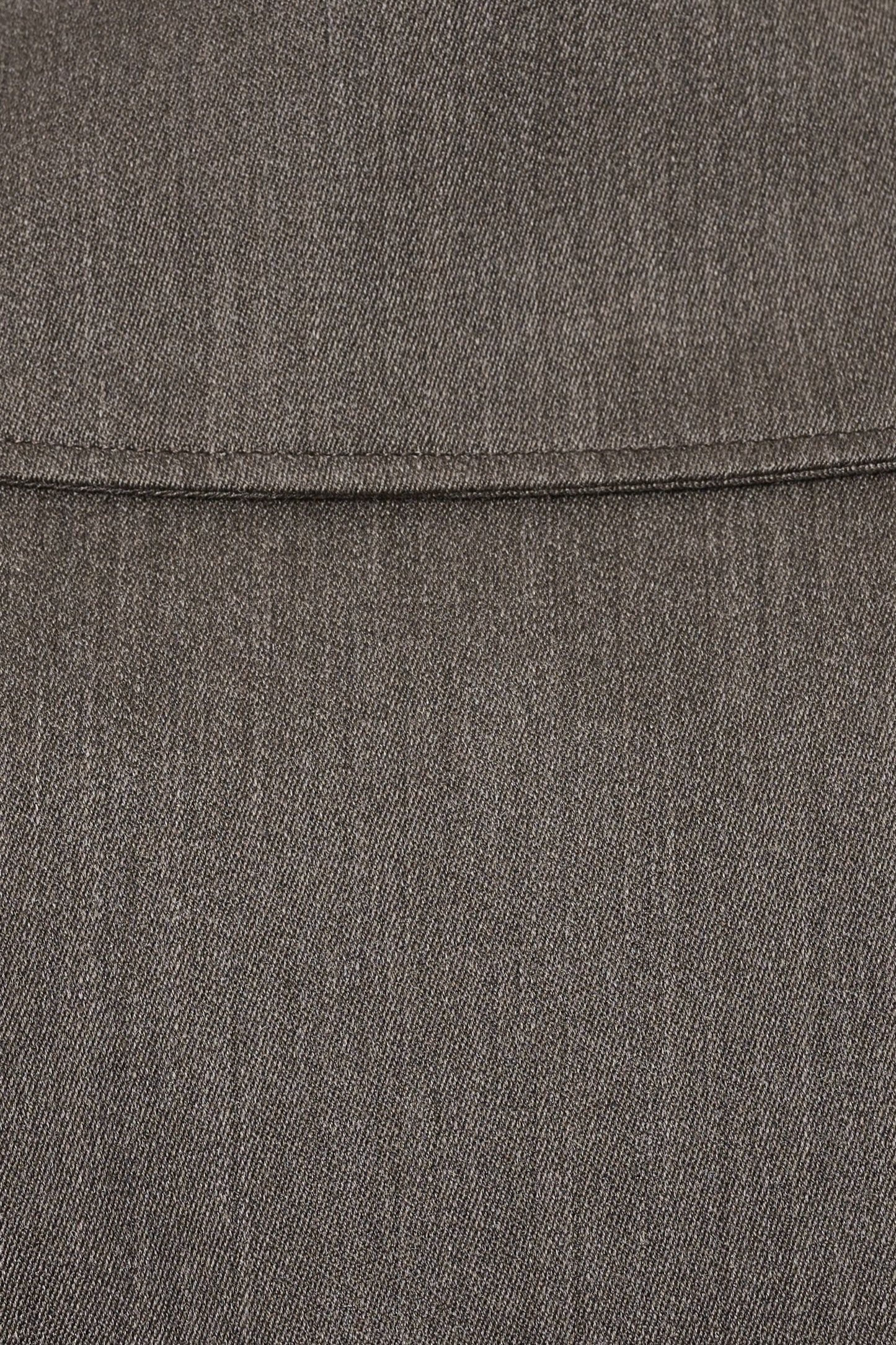 Tissu en laine froide marron chiné utilisé pour nos modèles de la collection printemps-été-2026. Vue zoomée.