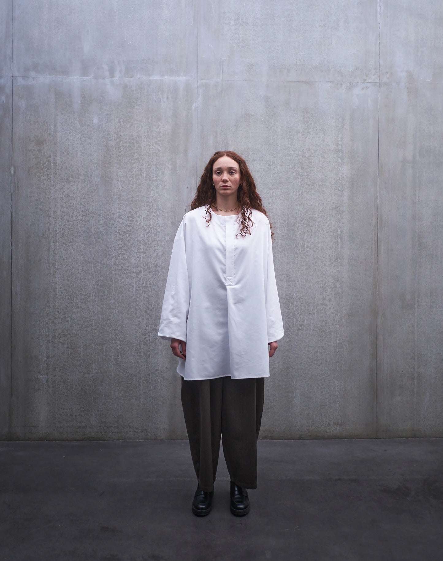 Chemise à manche longue et col rond Aïdama modèle Ao en popeline de coton blanc. Portée par une mannequin femme et vue de face.