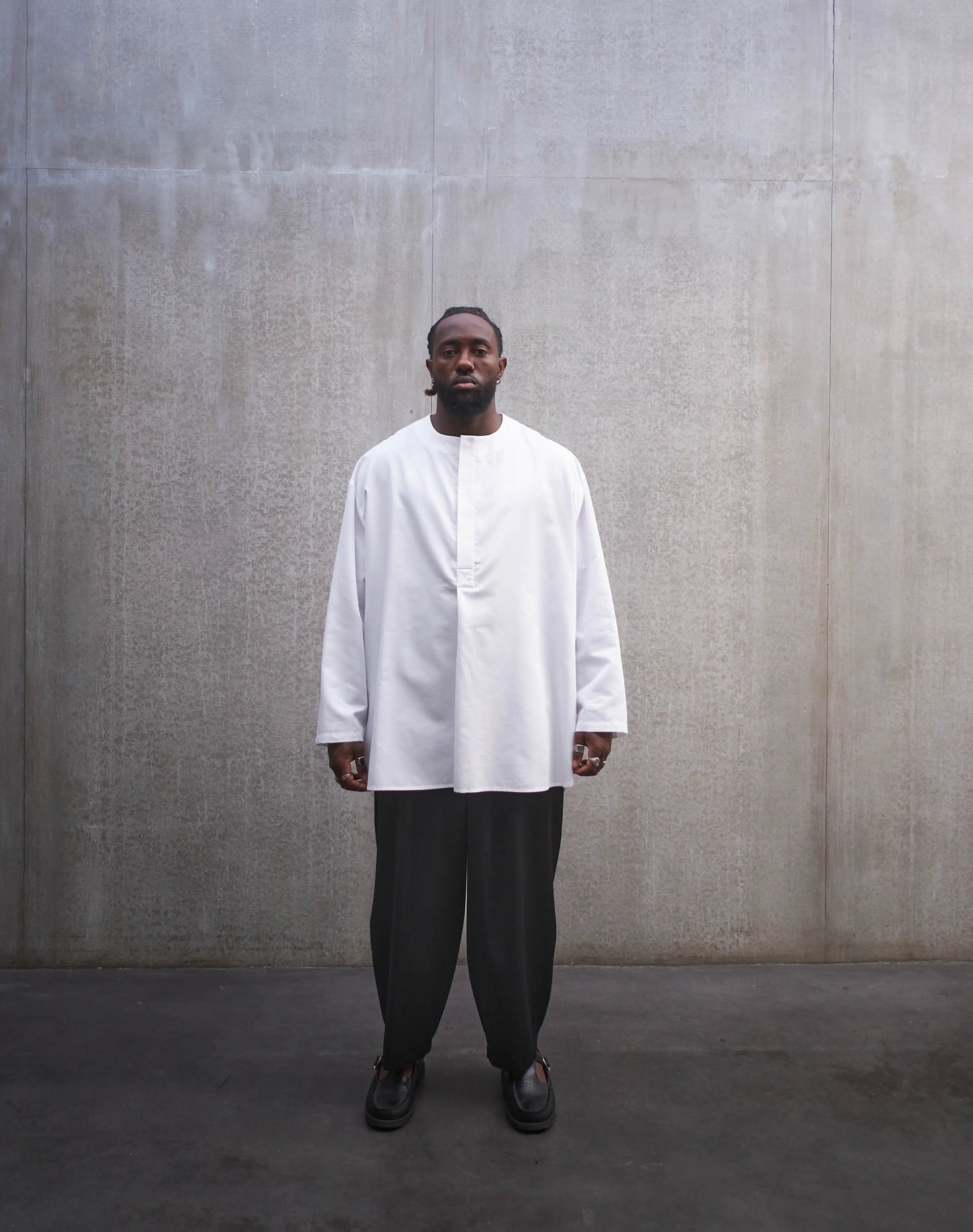 Chemise à manche longue et col rond Aïdama modèle Ao en popeline de coton blanc. Portée par un mannequin homme et vue de dos.
