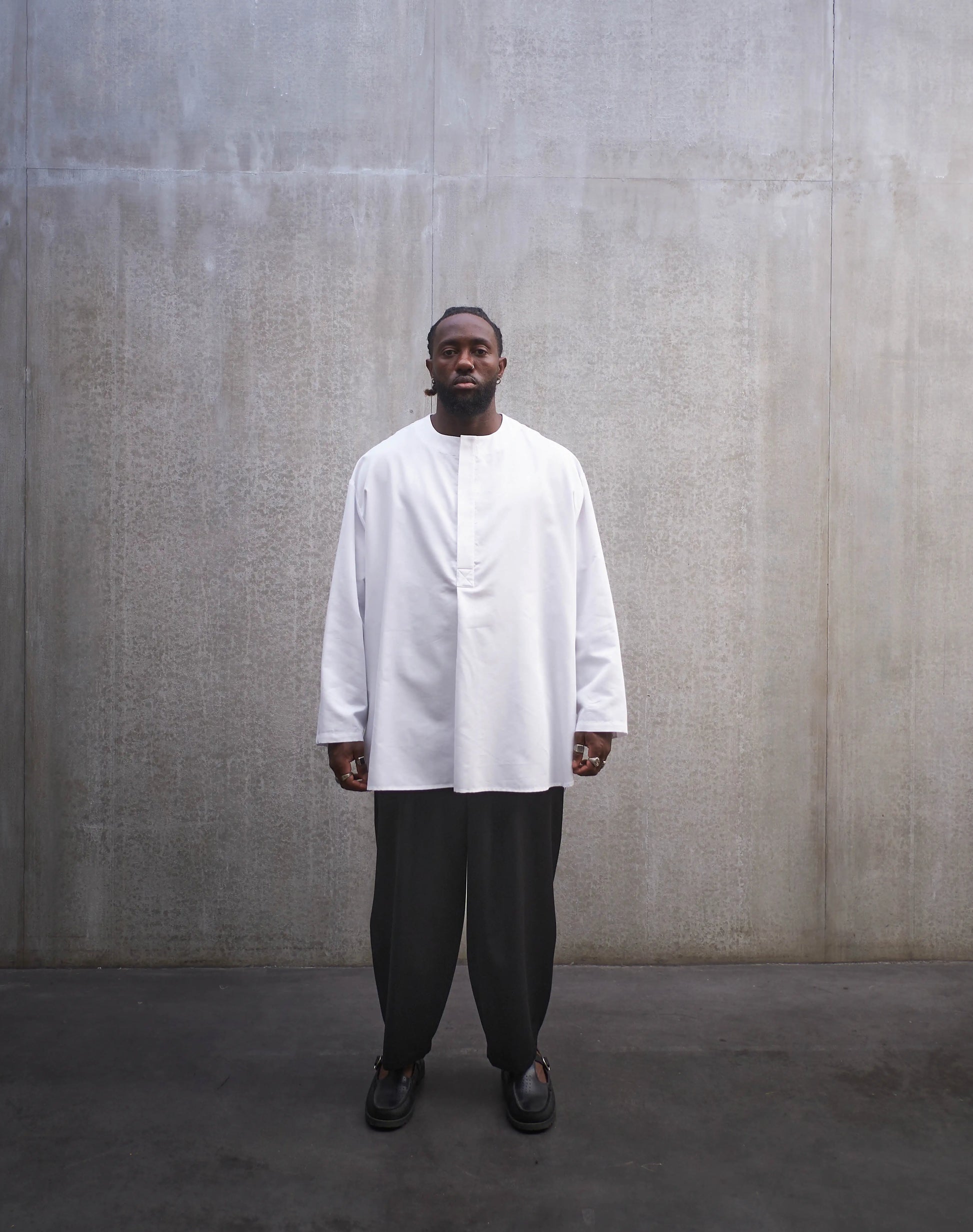 Chemise à manche longue et col rond Aïdama modèle Ao en popeline de coton blanc. Portée par un mannequin homme et vue de dos.