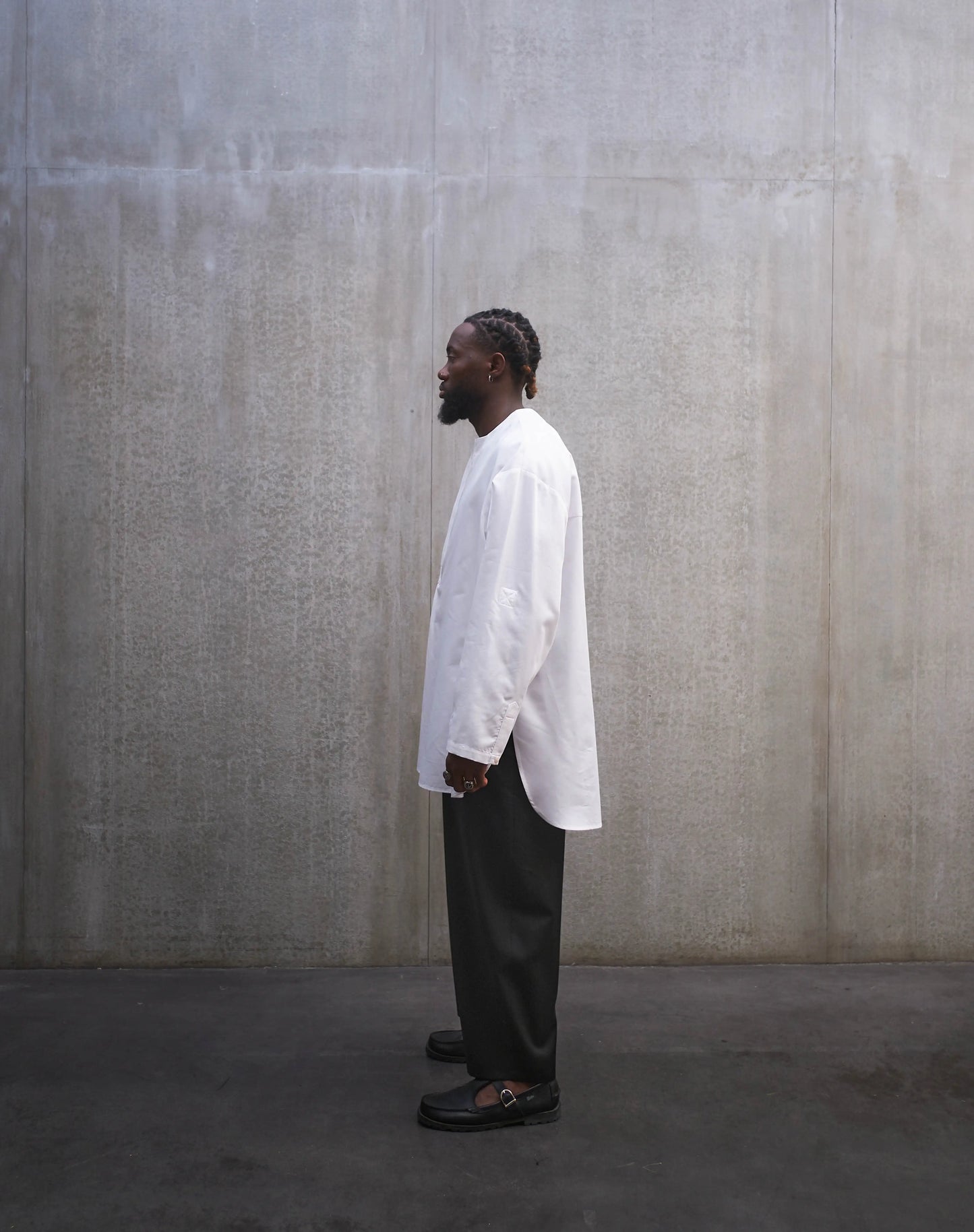 Chemise à manche longue et col rond Aïdama modèle Ao en popeline de coton blanc. Portée par un mannequin homme et vue de dos.