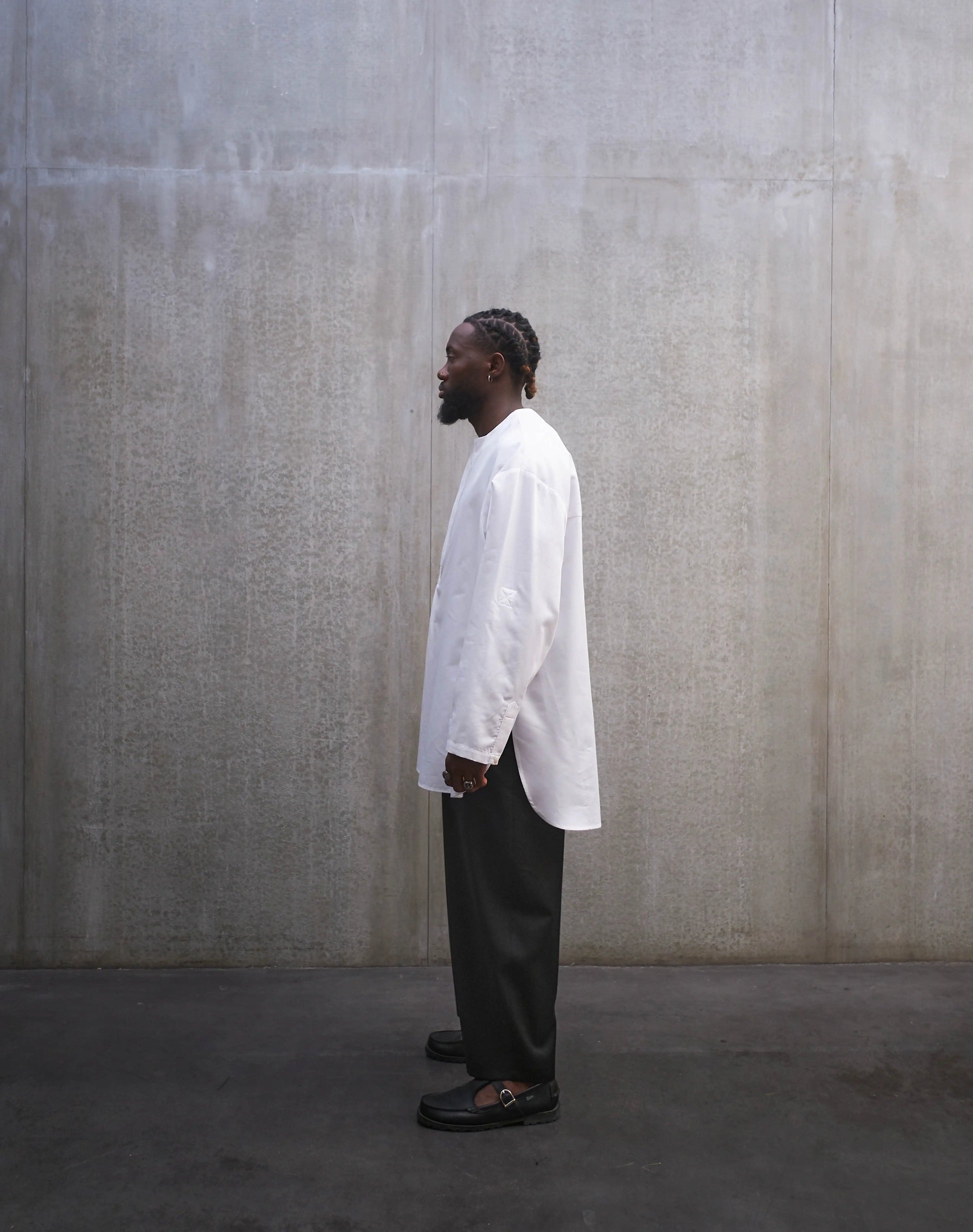 Chemise à manche longue et col rond Aïdama modèle Ao en popeline de coton blanc. Portée par un mannequin homme et vue de dos.