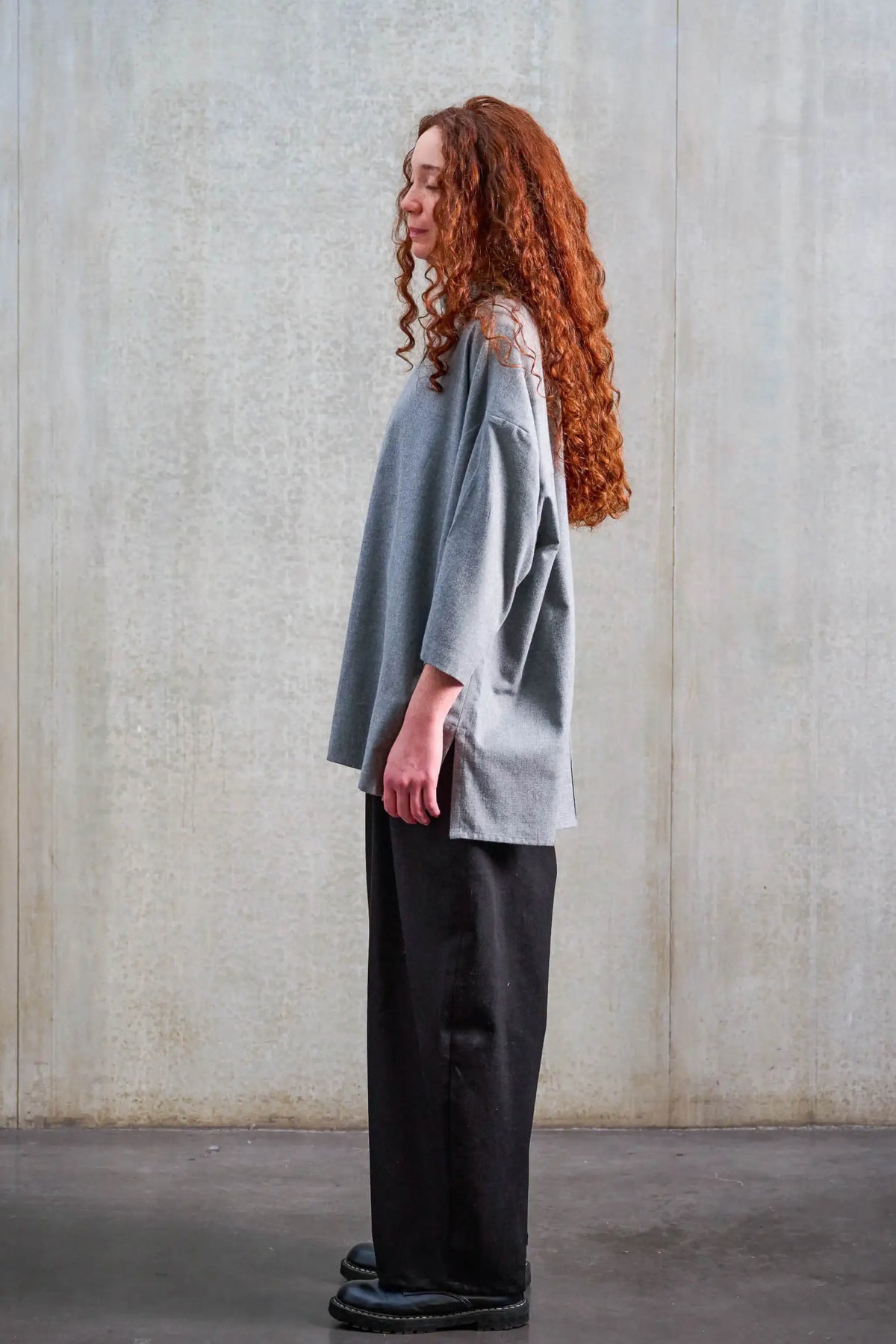 Chemise boxy à col officier Aïdama, modèle Kita en coton brossé gris clair. Portée par une mannequin femme et vue de profil.
