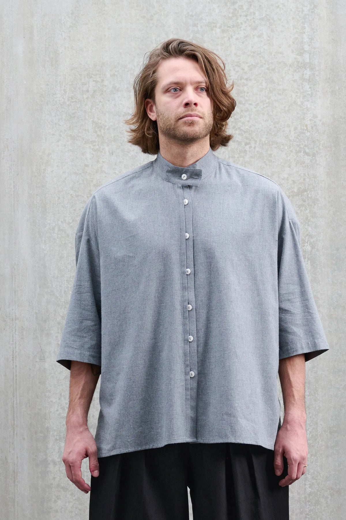 Chemise boxy à col officier Aïdama, modèle Kita en coton brossé gris clair. Portée par un mannequin homme et vue de face.