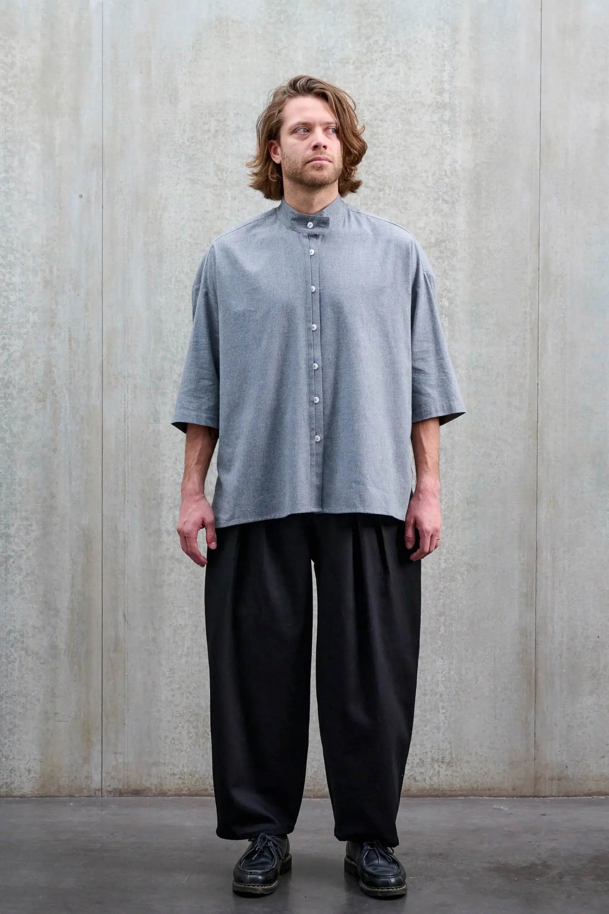 Chemise boxy à col officier Aïdama, modèle Kita en coton brossé gris clair. Portée par un mannequin homme et vue de face.
